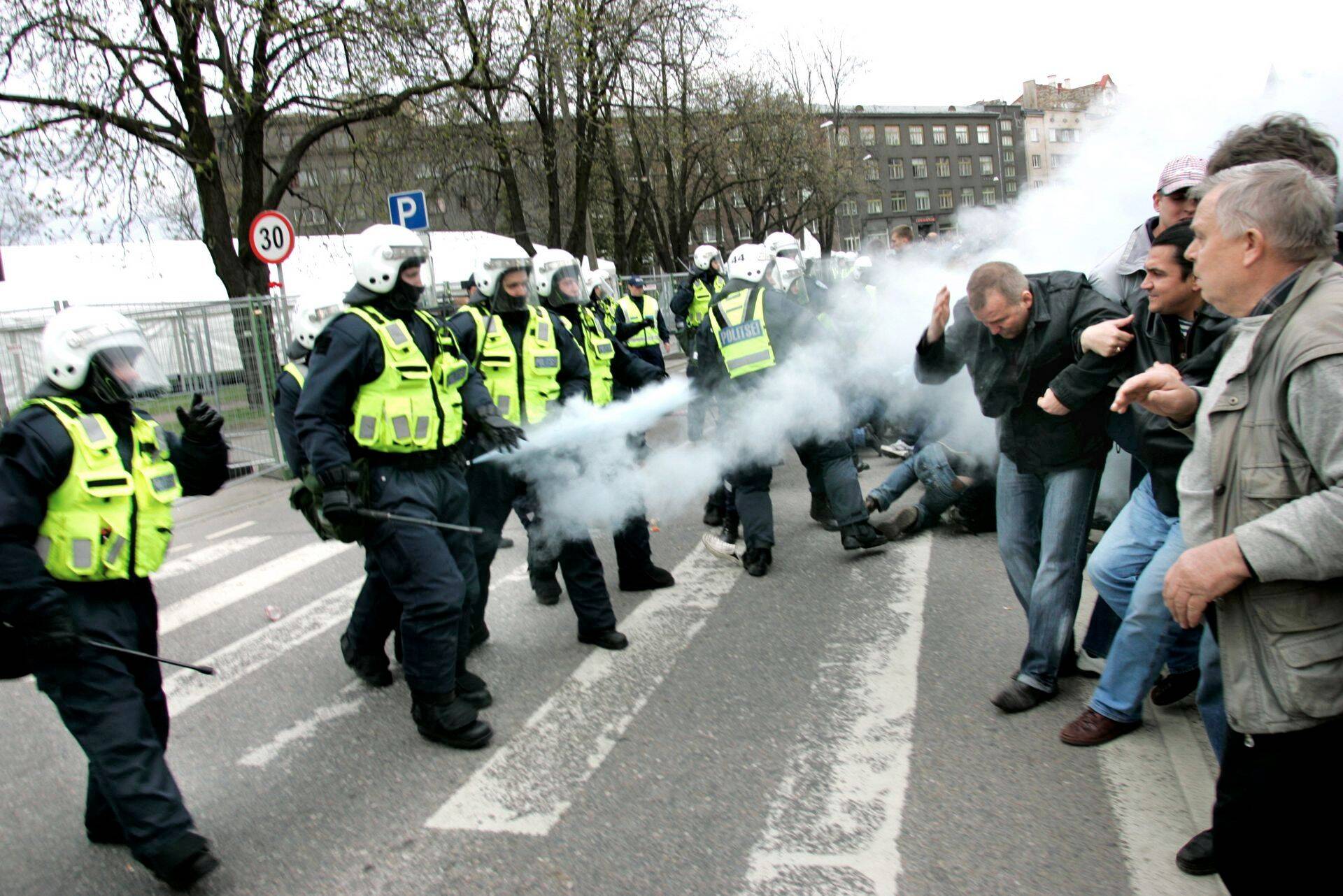 Politsei ajab tagasi Pronkssõduri juurde kogunenud meeleavaldajate massi.