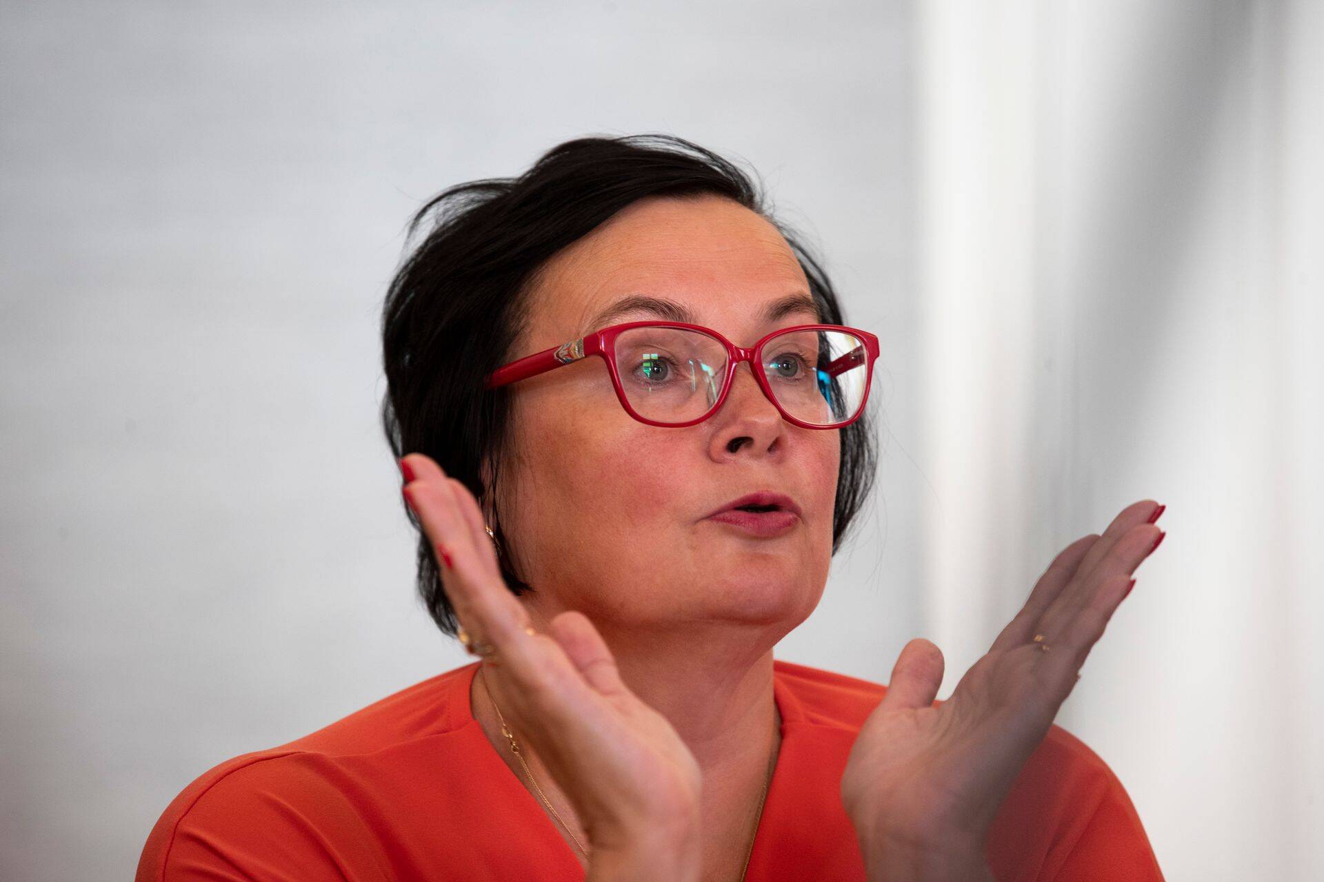 Riigikogu korruptsioonivastane erikomisjon ei ole komisjoni esimehe Katri Raiki sõnul saanud piisavalt ammendavaid vastuseid abiraha erakorralise jagamise kohta.