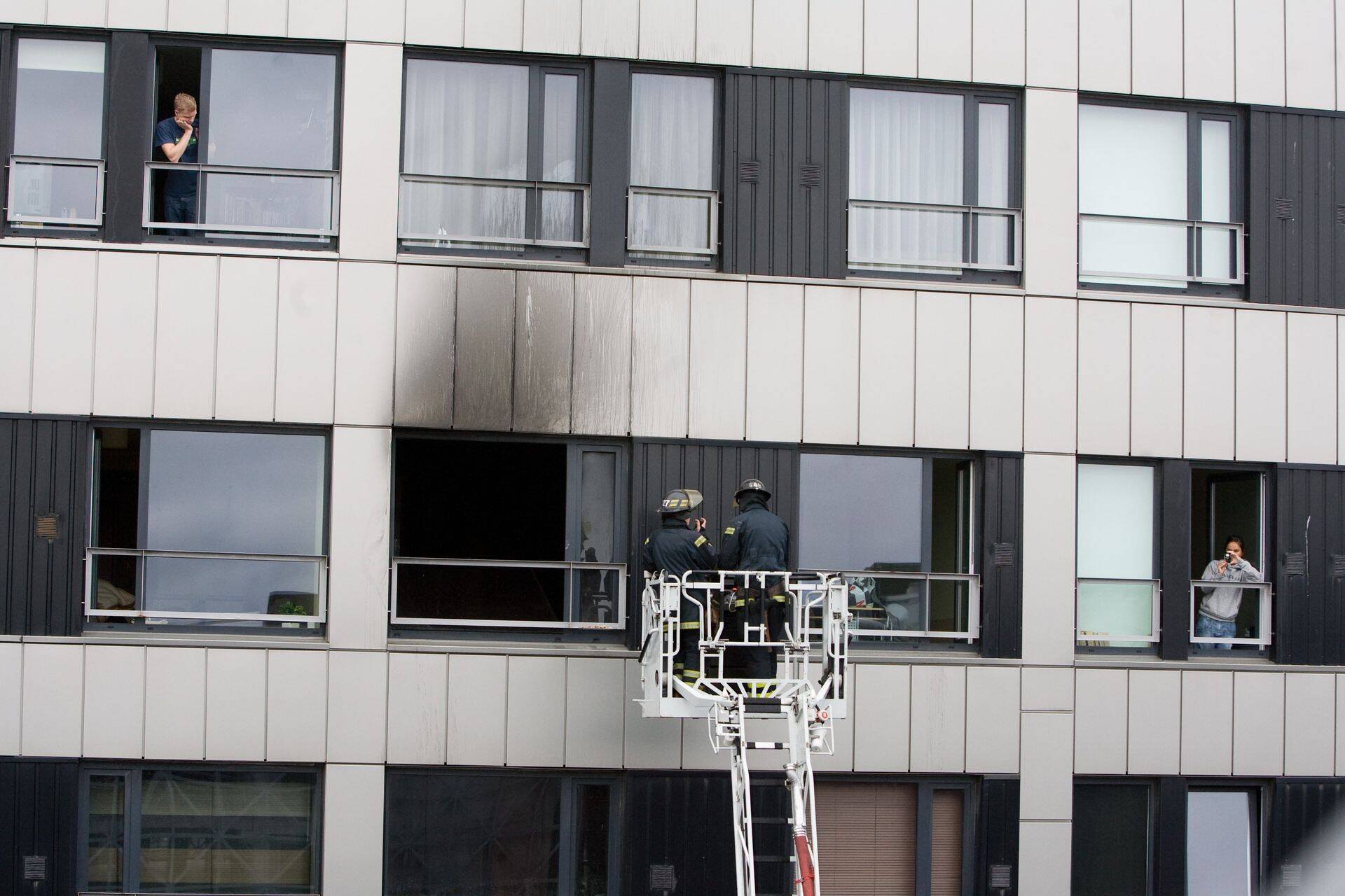 Tuletõrjujad põlema läinud korteri juures..