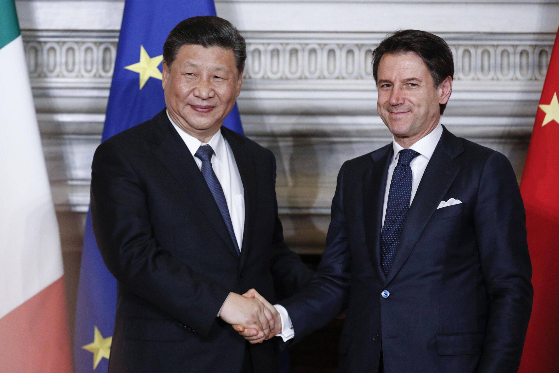 Itaalia peaminister Giuseppe Conte (paremal) ja Hiina president Xi Jinping (vasakul) möödunud laupäeval Roomas.