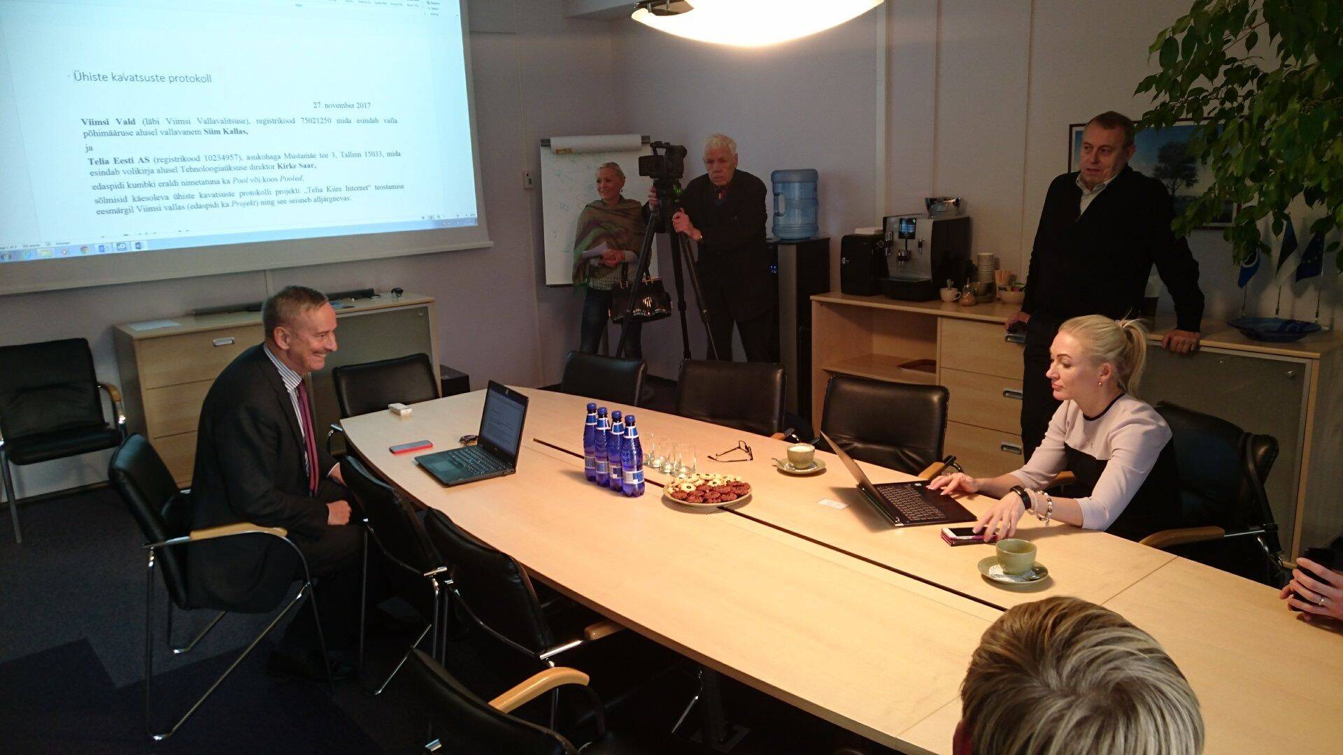 Viimsi vallavanem Siim Kallas ja Telia Eesti tehnoloogiadirektor Kirke Saar allkirjastamas ühiste kavatsuste protokolli.
