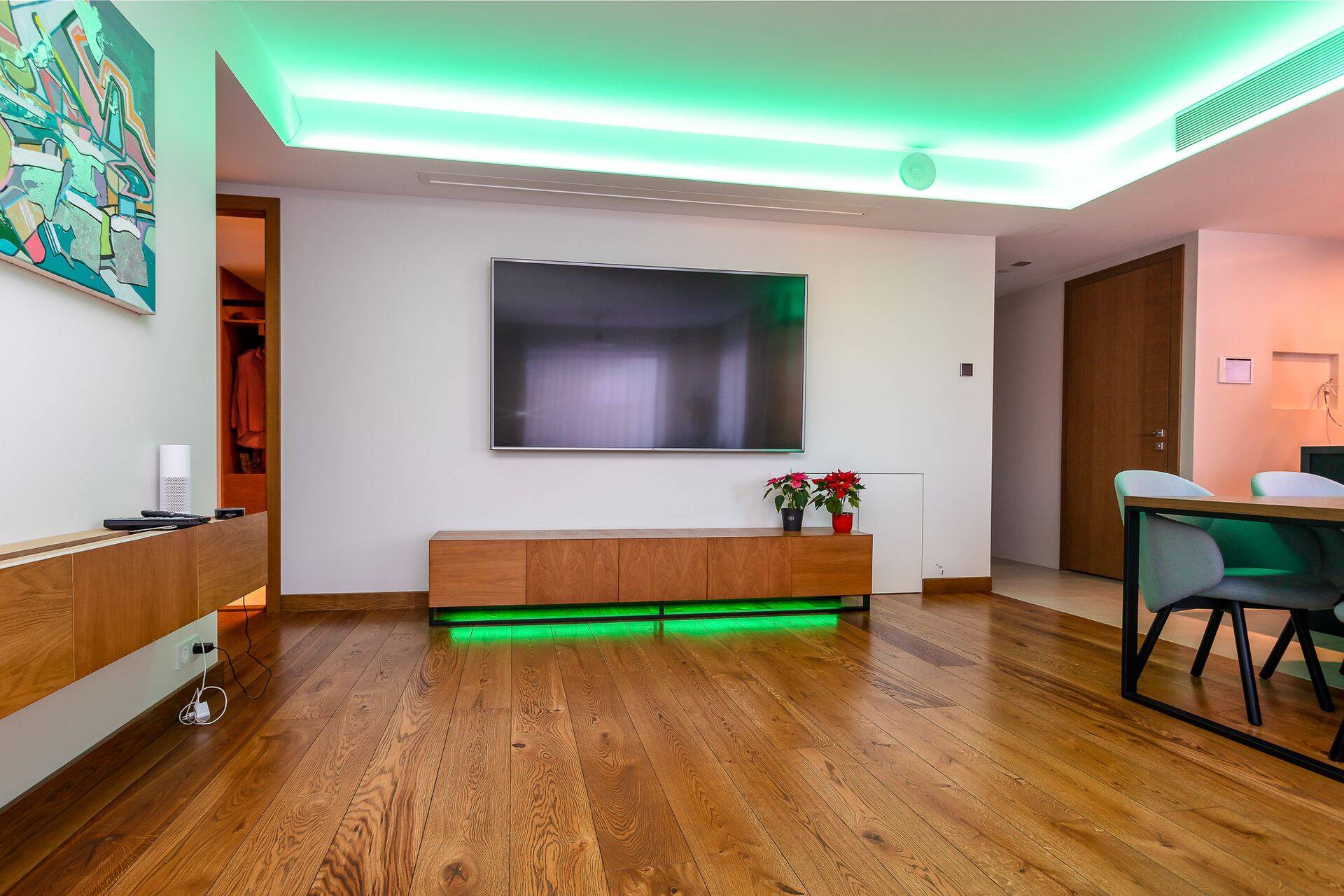 Targa kodu süsteemiga saab juhtida valguslahendusi sobivaks stseeniks. Näiteks, kui tahad teha kodus filmiõhtu, siis saab nupule vajutusega sisse lülitada kinostseeni, mis seadistab valguse toas miinimumini. Eraldi eelprogrammeeritud stseenid võivad olla ka näiteks peo, söögitegemise jne jaoks. Samuti saab ka valida värve.