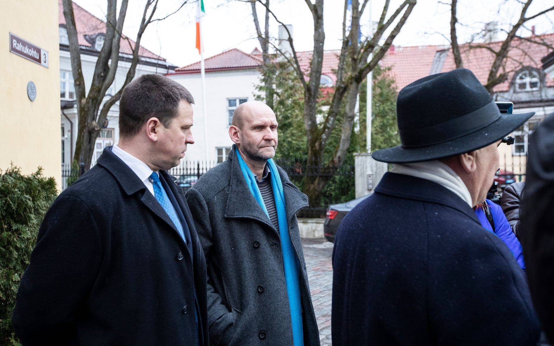 Jüri Ratas ja Helir-Valdor Seeder kuulamas Mart Helme karme sõnu Muusikaakadeemia hiinlastest tudengite kohta.