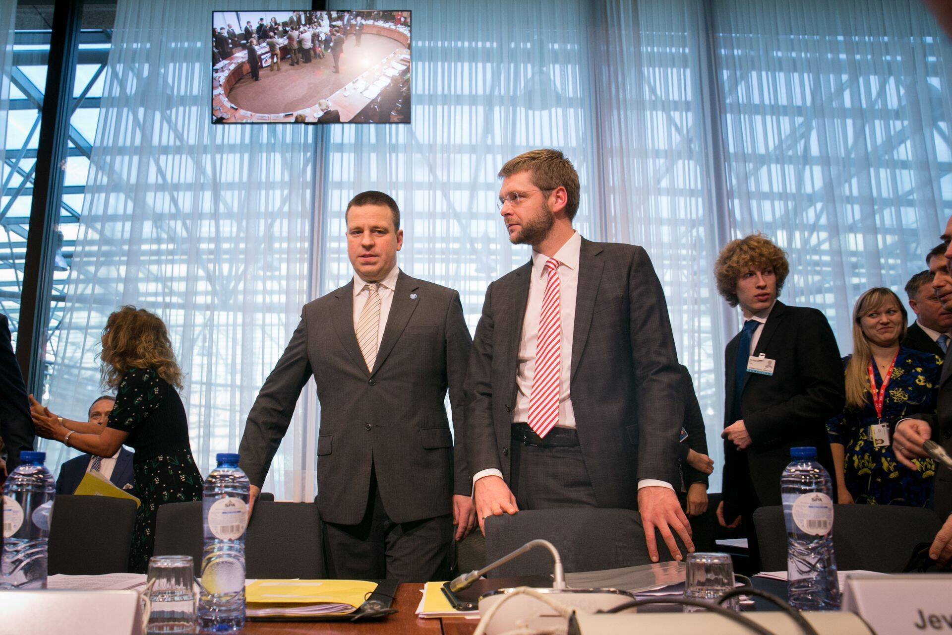 Премьер-министр Юри Ратас и министр здоровья и труда Евгений Осиновский  в Брюсселе