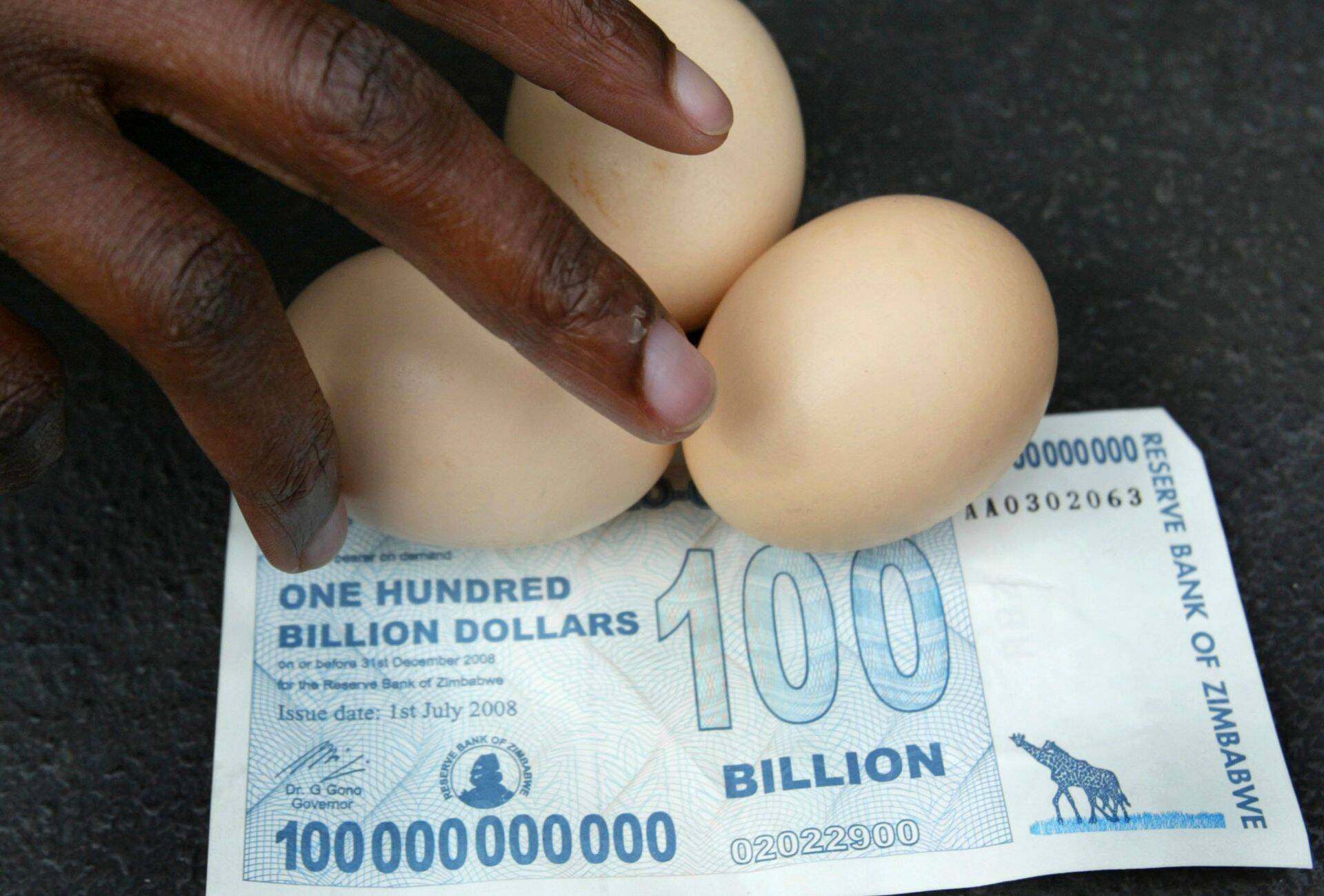 Aina no 2008. gada Zimbabves hiperinflācijas. Par tīs olām tad varēja norēķināties ar 100 miljardu Zimbabves dolāru banknoti.