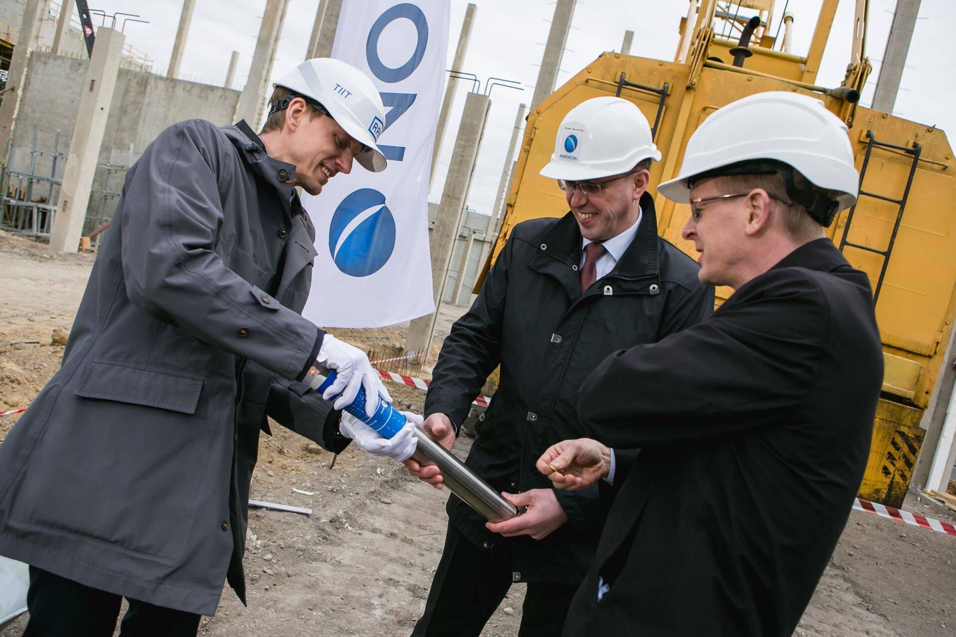 Uuele laohoonele panid nurgakivi koos selle päeva infoga RRK Logistikaparkide juhatuse esimees Tiit Karu, Nordecon ASi juhatuseliige Erkki Suurorg ja Nõmme linnaosavanem Tiit Terik.