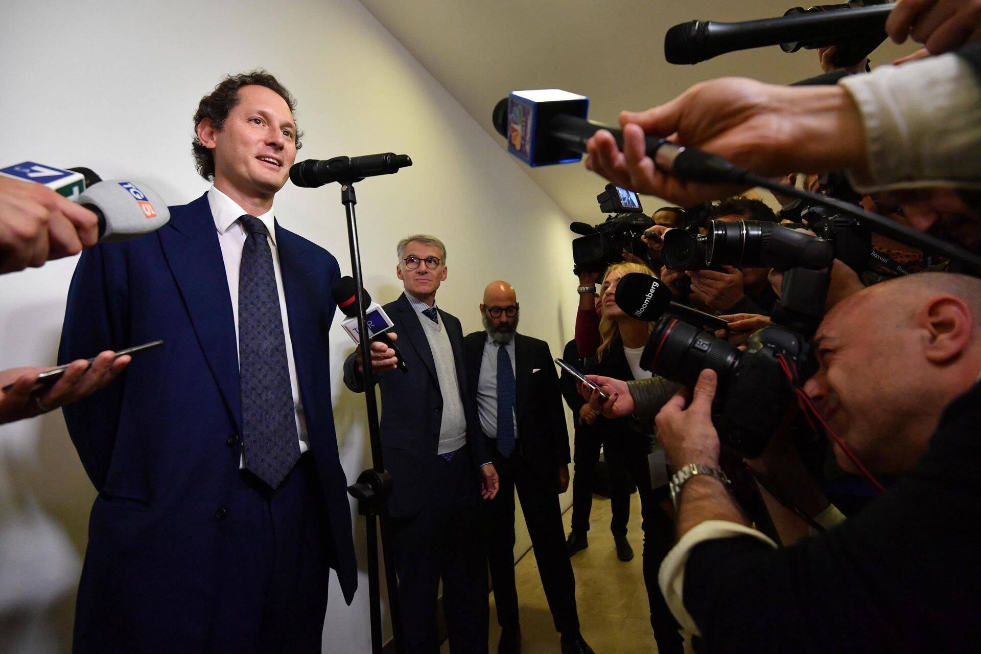 Fiat Chrysler Automobiles'i president John Elkann vastamas ajakirjanike küsimustele, saabudes Milano Bocconi ülikooli 27. mail 2019. aastal.