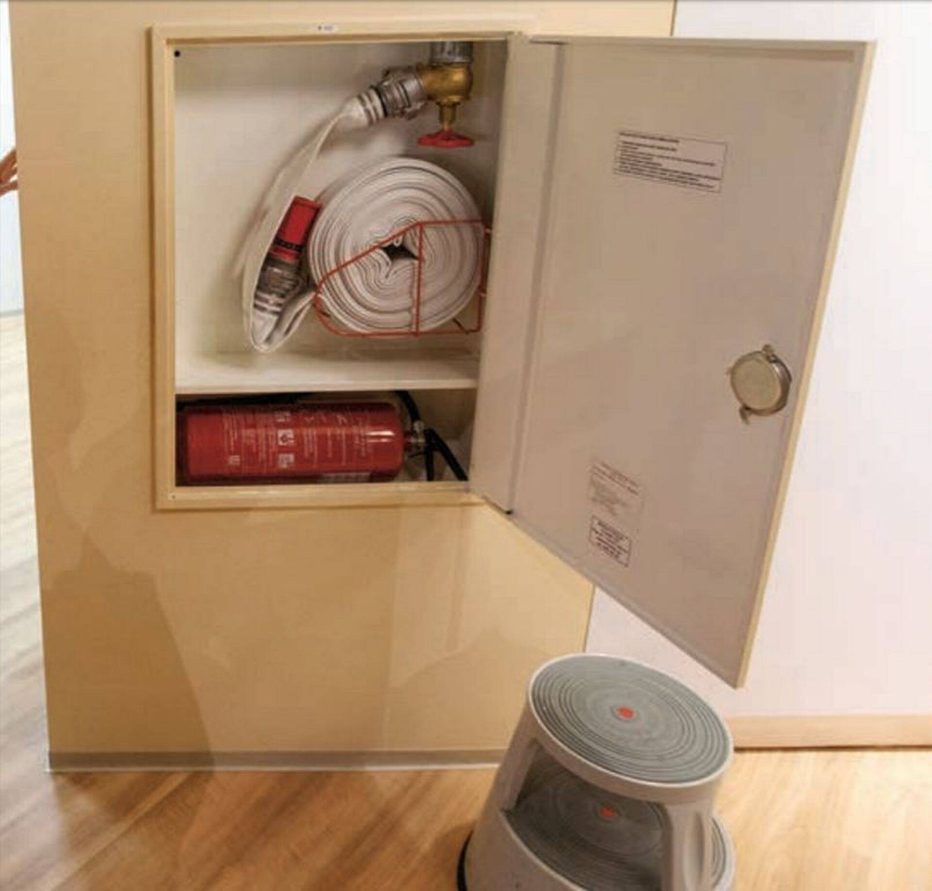 Tuletõrjevesik ehk kapp koos vooliku ja tulekustutiga.