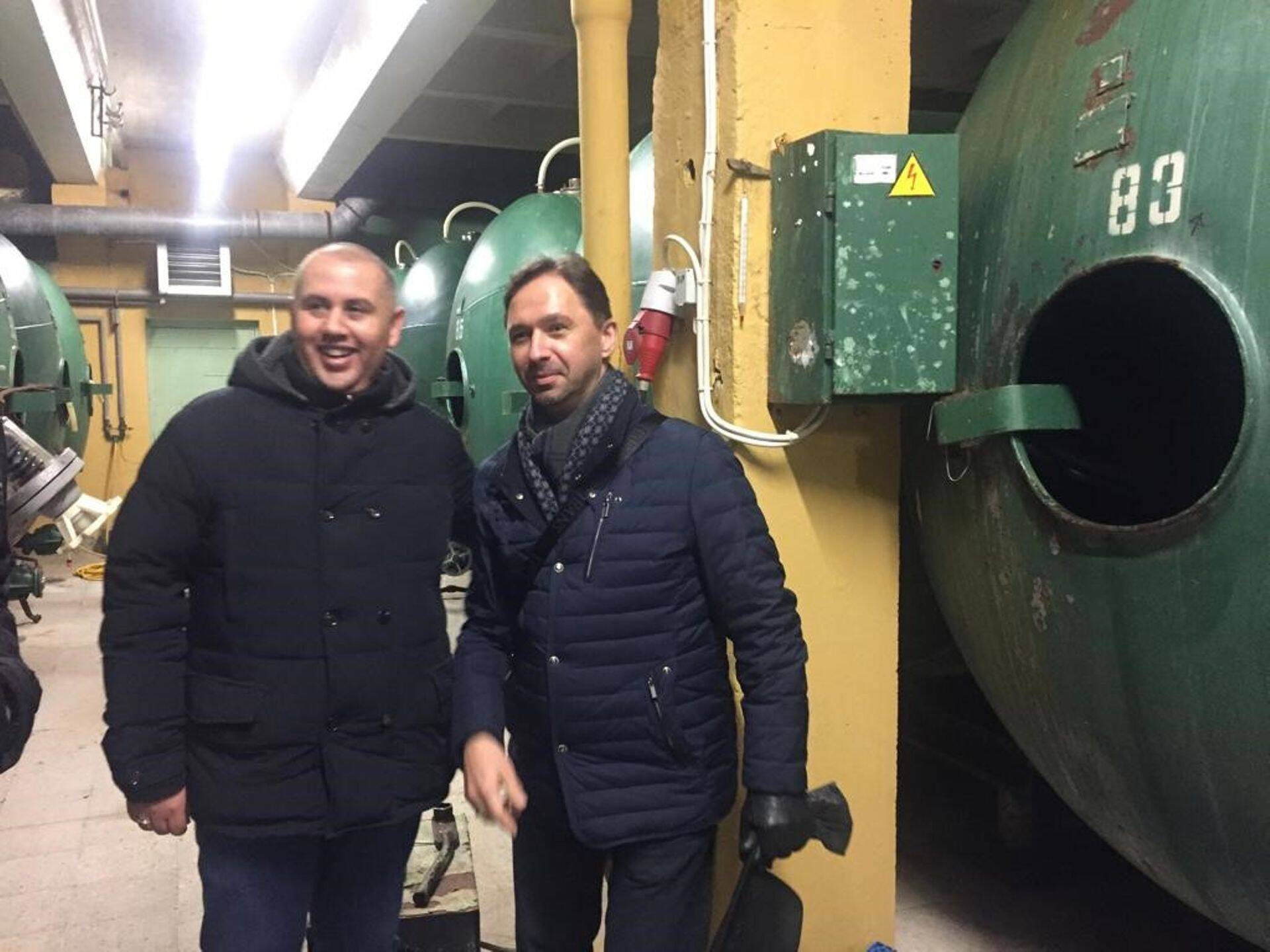 Kristian Kesner ja tema võistlustantsutreenerist äripartner Ivo Kappet eelmise aasta aprillis Tallinna Karastusjookidele kuuluvas tootmises. Mõni kuu hiljem omandas Kesneri kontrolli all olnud ettevõte sama tootmise sisuliselt tasuta, jättes eksomaniku Movsum Mehtijevi tühjade pihkudega.
