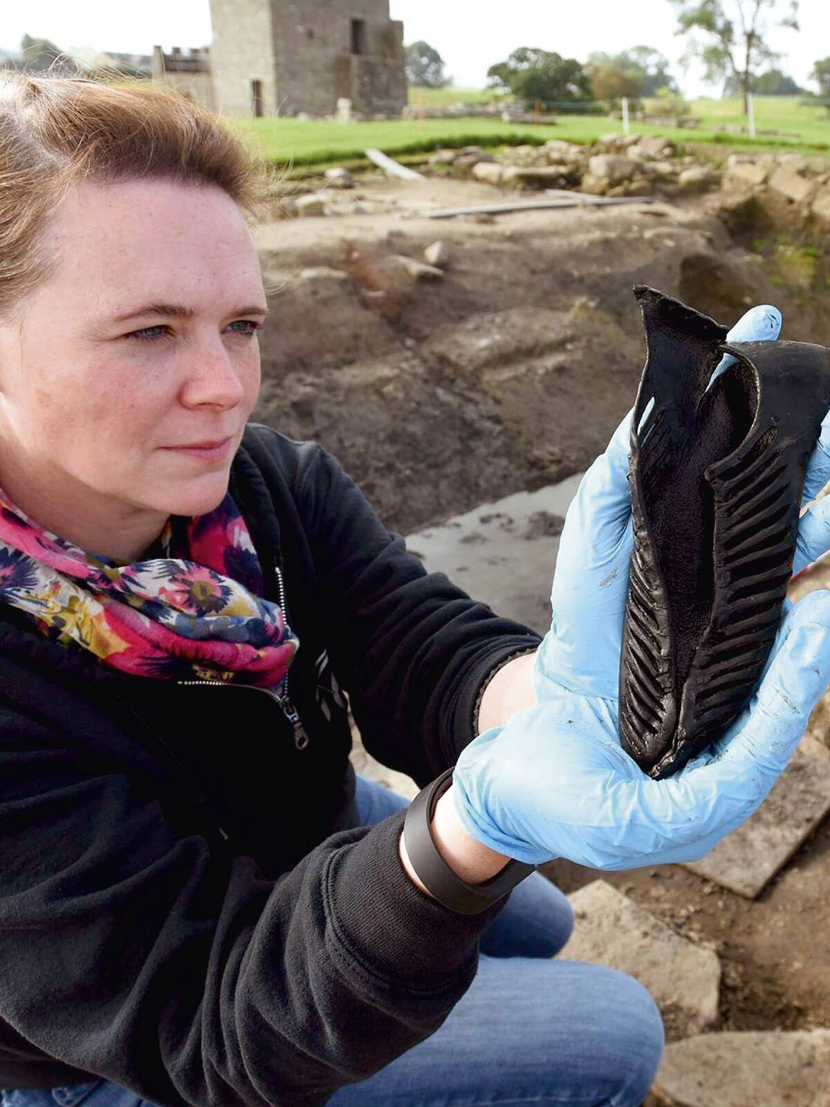 Põhja-Inglismaal asuva Rooma riigi aegse Vindolanda kindlustuse vallikraavi väljakaevamiste käigus leidsid arheoloogid sadu jalatseid.