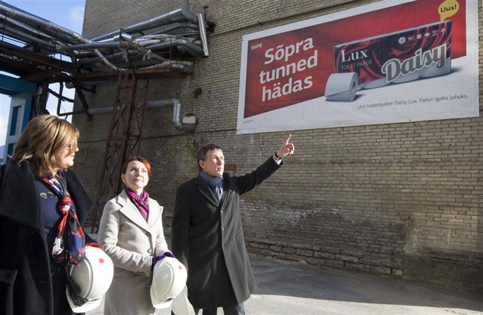 Keskkonnaminister Keit Pentus (keskel) sammub Horiszoni juhatuse liikme Aime-Kersti Keldri saatel uue keeduliini suunas.