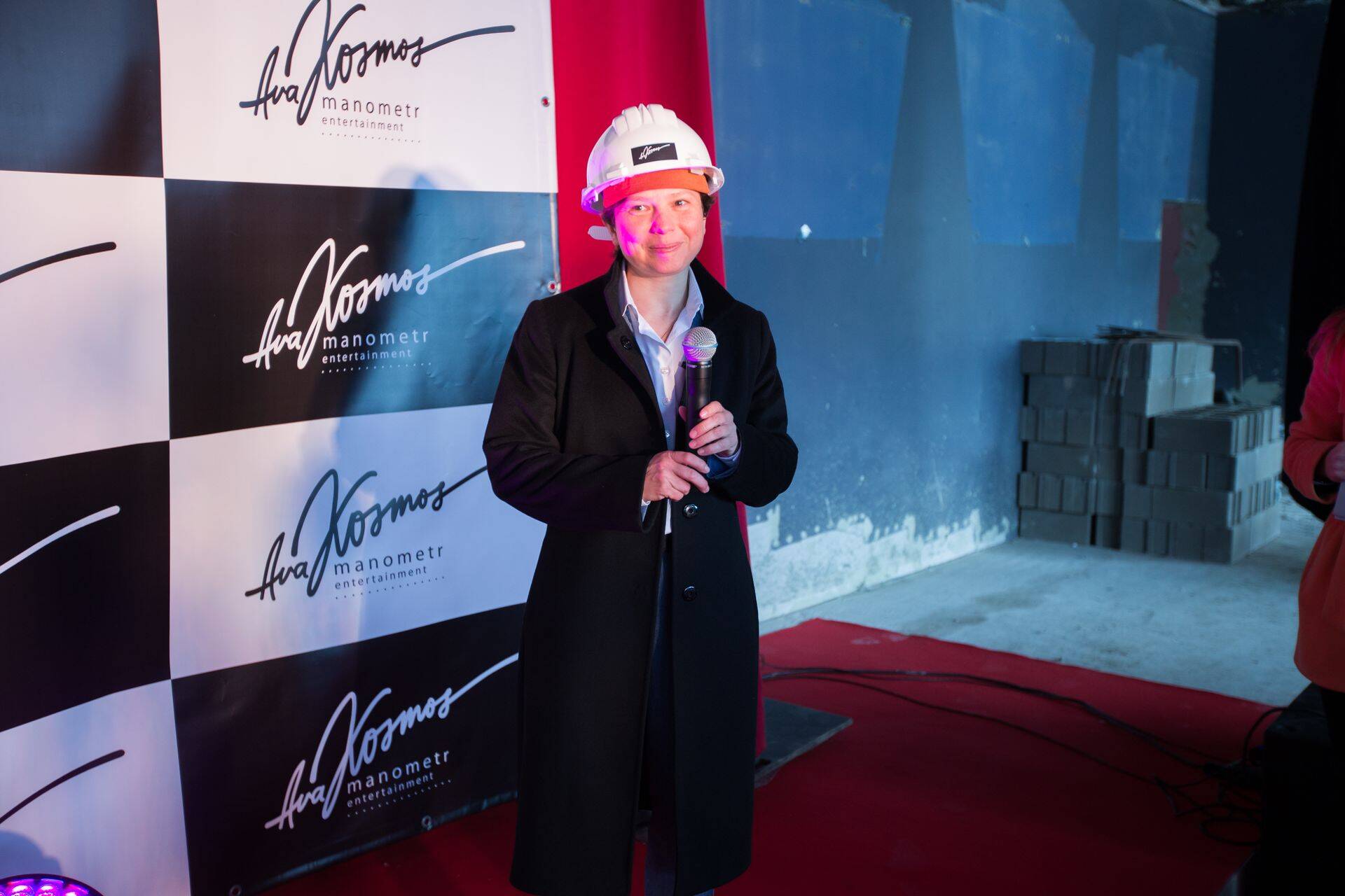 Nüüd Cinamoni kinoketti vedav Tatiana Tolstaya pani nurgakivi ka Tallinnas Kosmose IMAX kinole 2014. aasta kevadel.