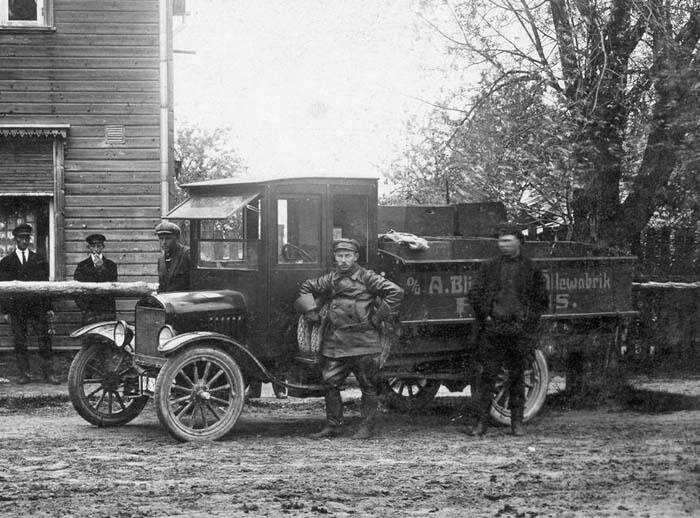 Pildil olev õlleauto on Pärnus tegutsenud Bliebernichti õllevabriku oma ja looga pole sel midagi pistmist.