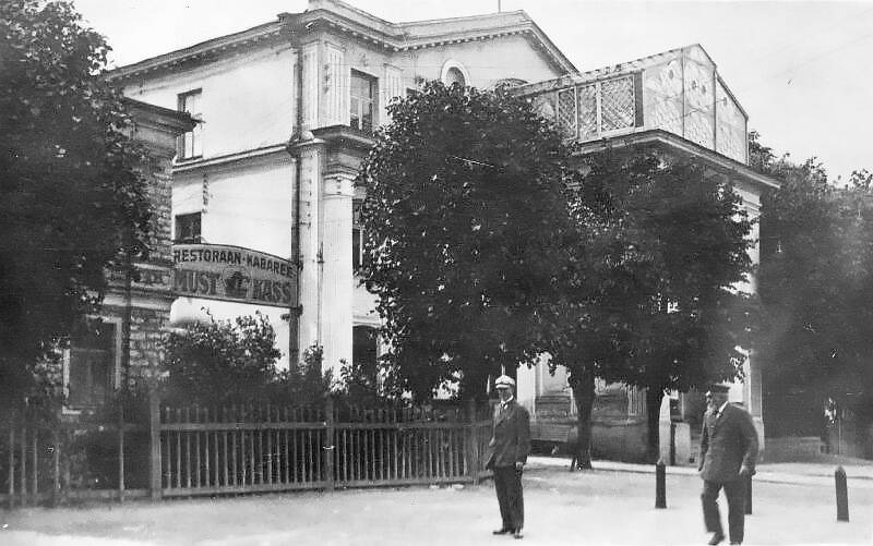 Ресторан и кабаре Must Kass в подвале дома на Мере пуйестеэ. 1920 год.