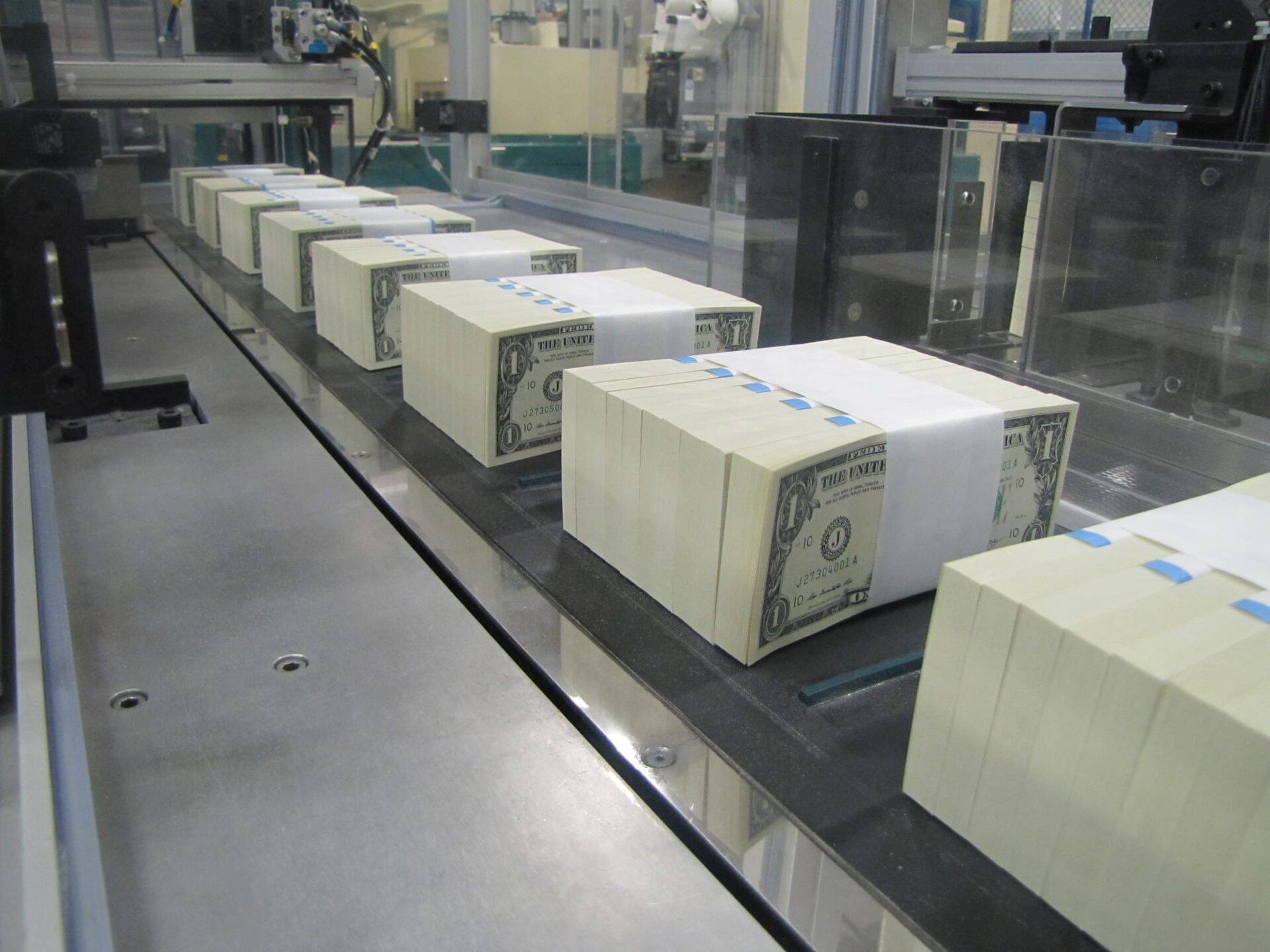 Dollaripakid USA rahandusministeeriumi trükikoja konveieril.