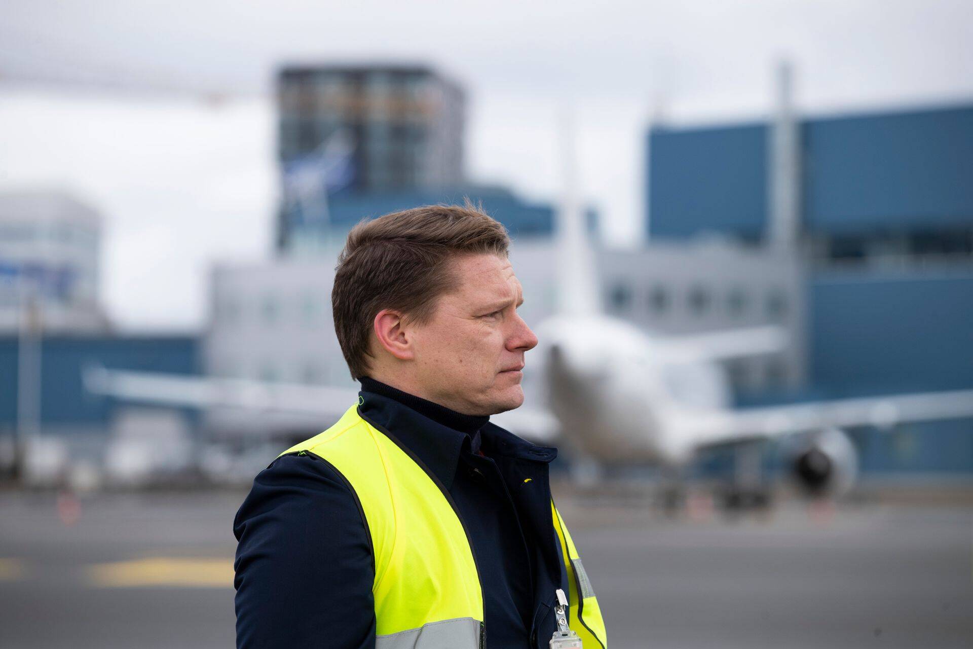 PERHi juhatuse esimees Agris Peedu 2. aprillil Tallinna lennujaamas Hiinast saabunud isikukaitsevahendite lasti vastu võtmas.