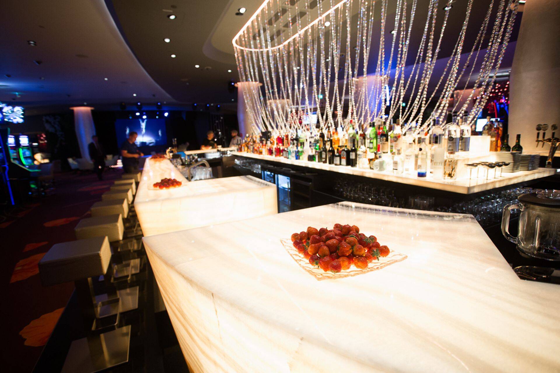 Täna südaöösel avas Olympic Casino Tallinnas Hiltoni hotellikompleksis oma suurejoonelisima mängukoha, mida tuli juba öötundidel uudistama mitusada huvilist.