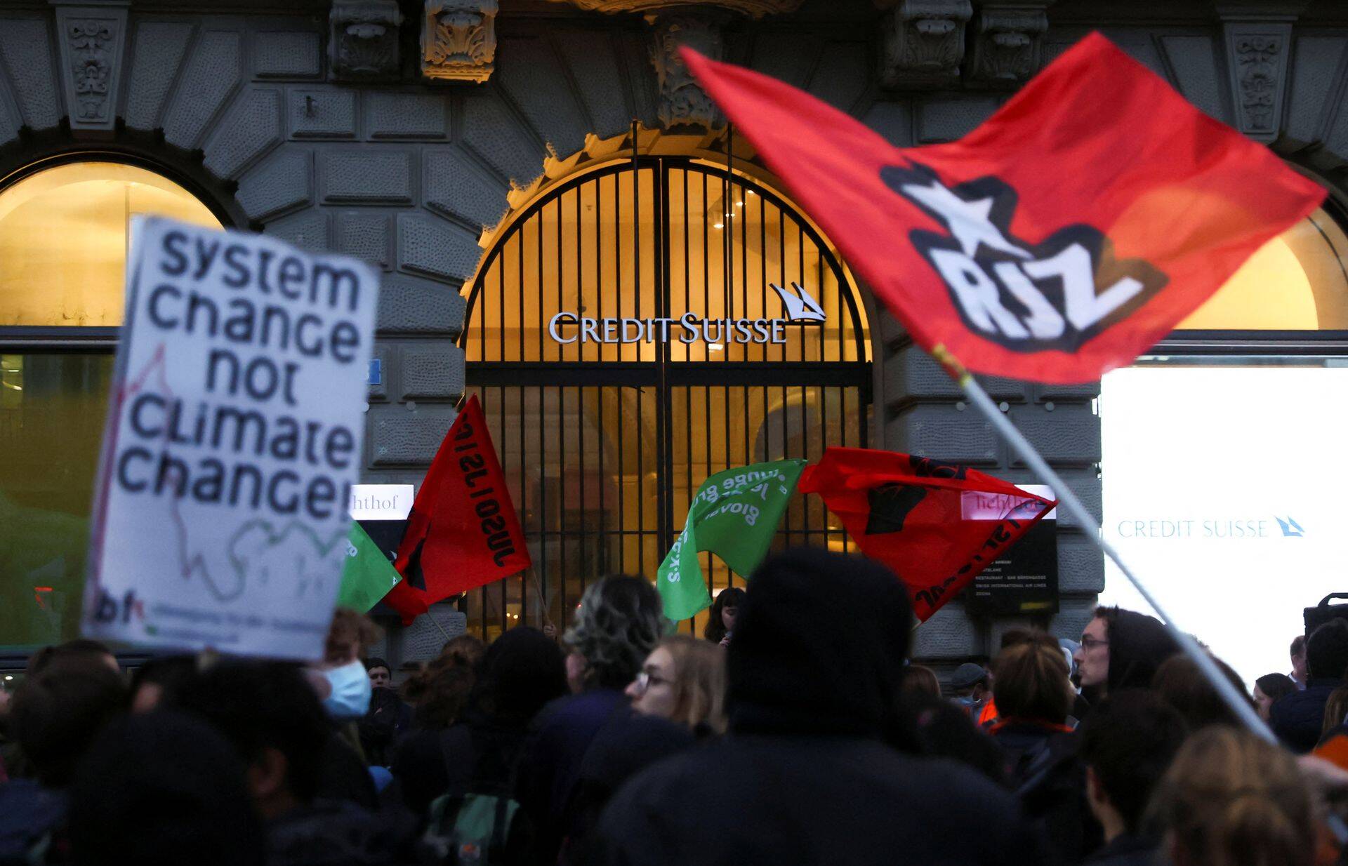 Протестующие у штаб-квартиры Credit Suisse в Цюрихе, 20 марта 2023 года