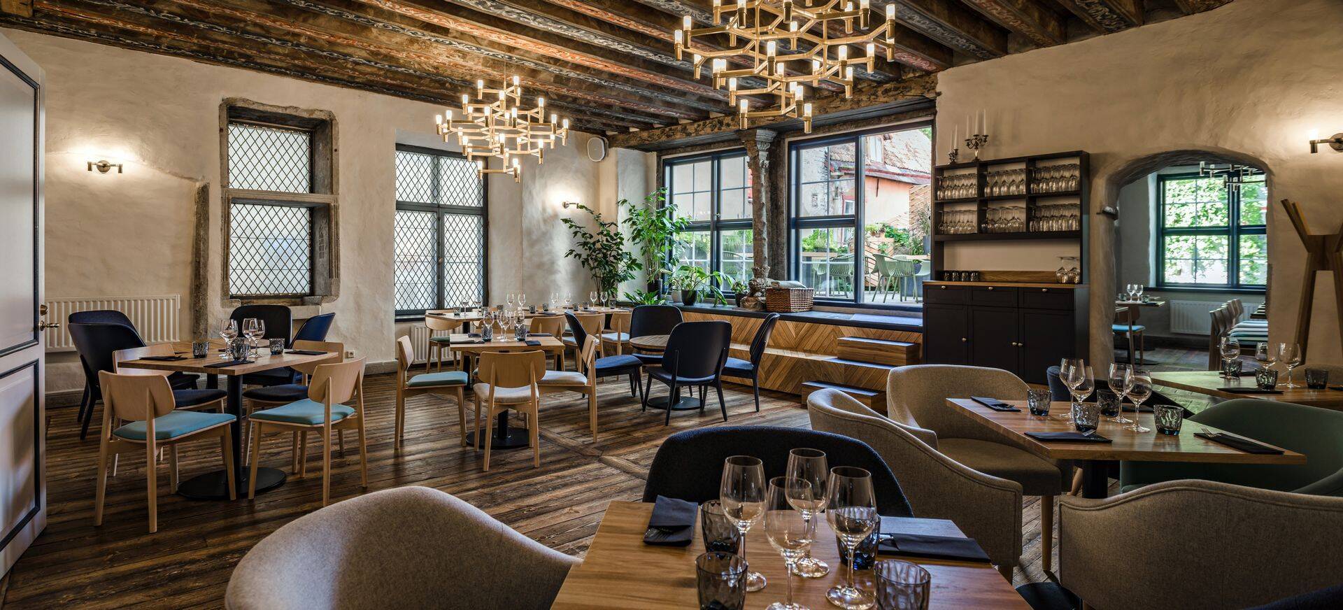 Restoran on sopiline - kolmes ruumis või suisa terrassil on võimalik leida endale õdus koht einestamiseks.