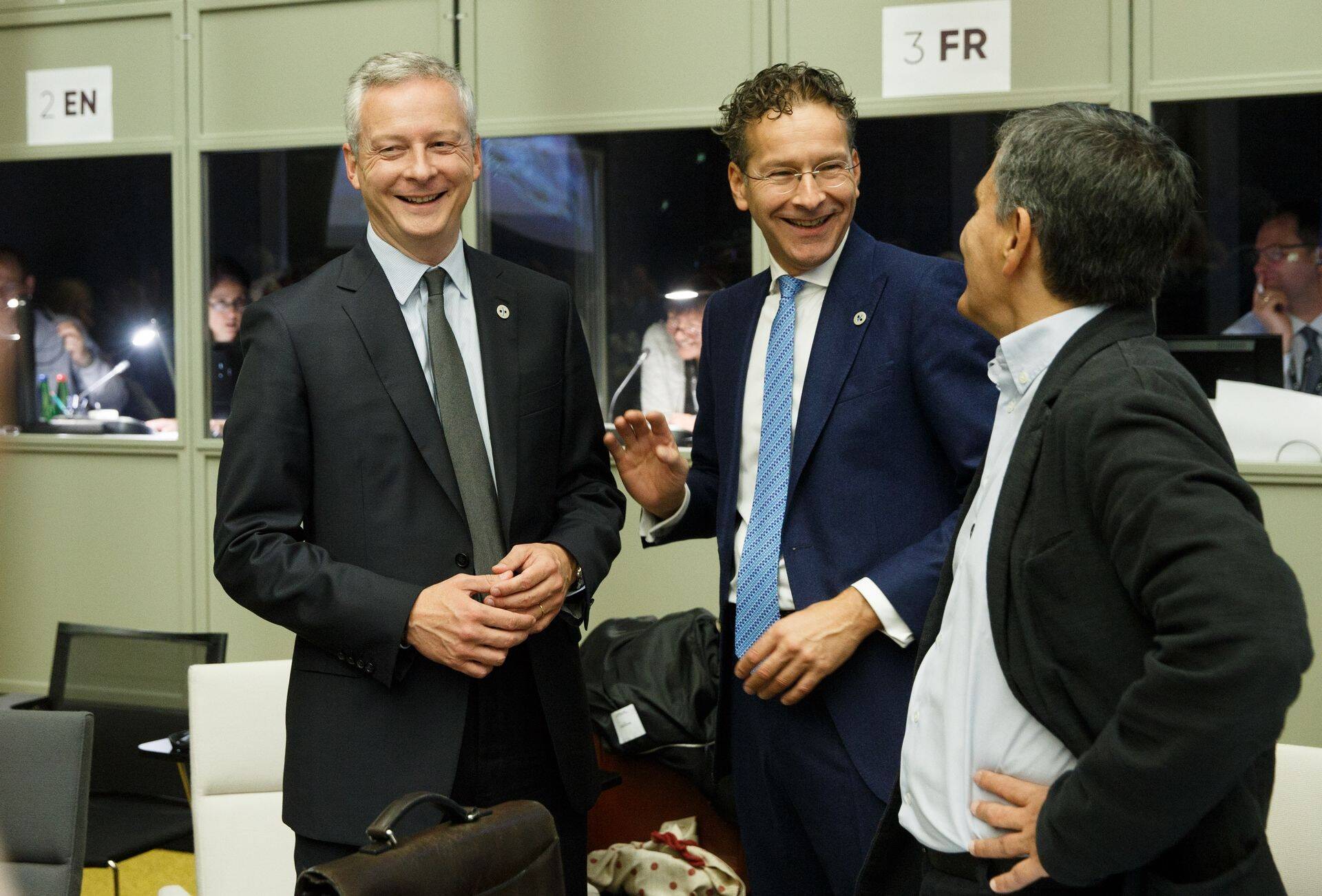 Eurogrupi juht Jeroen Dijsselbloem (keskel) koos Prantsusmaa ja Kreeka rahandusministriga