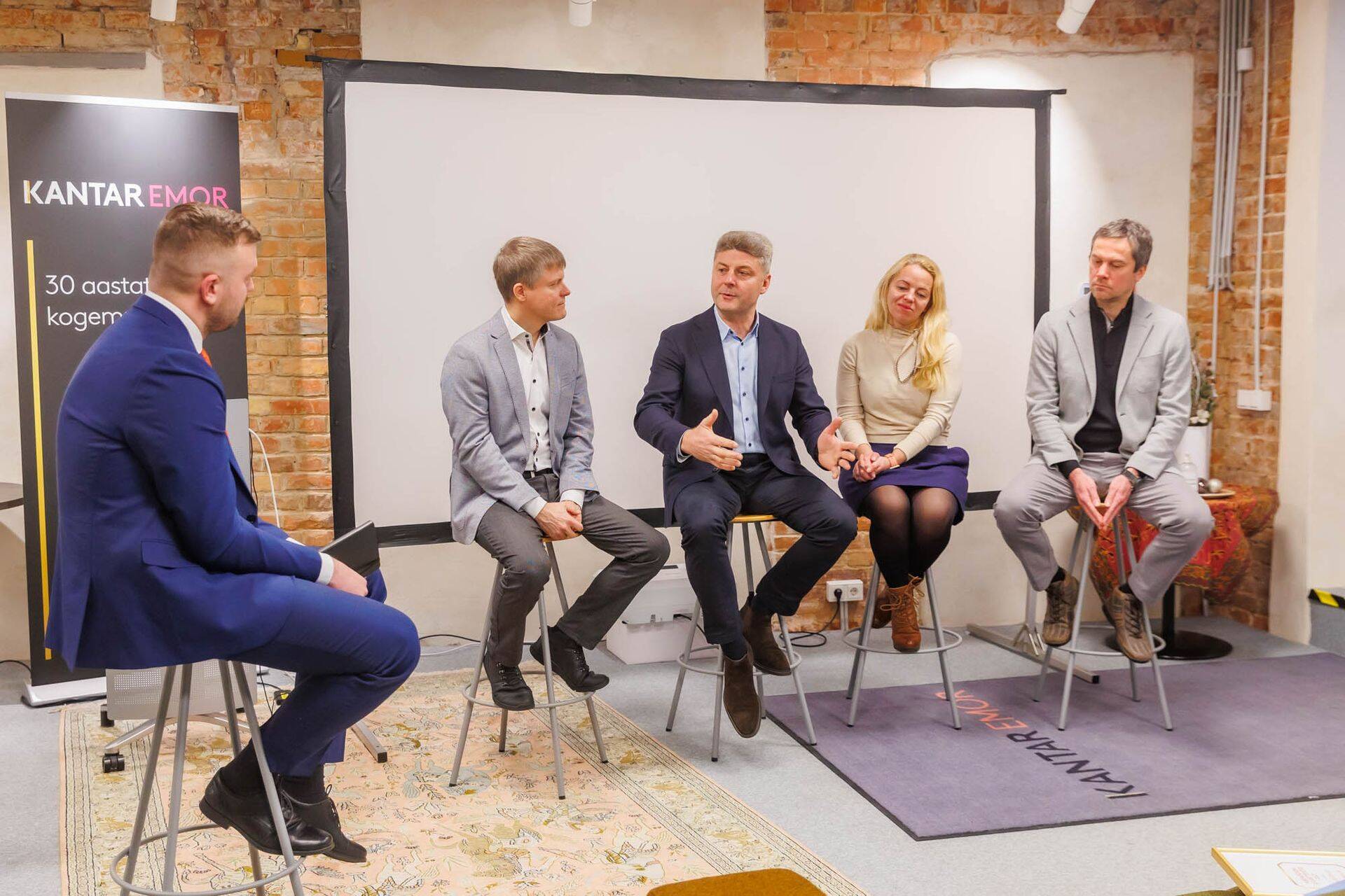 Vasakult: vestlust juhib Äripäeva ajakirjanik Indrek Lepik, Telia Eesti juht Holger Haljand, Orkla Eesti tegevjuht Kaido Kaare, Circle K Eesti juhatuse liige Piret Kask ja Apollo Grupi tegevjuht Mauri Dorbek