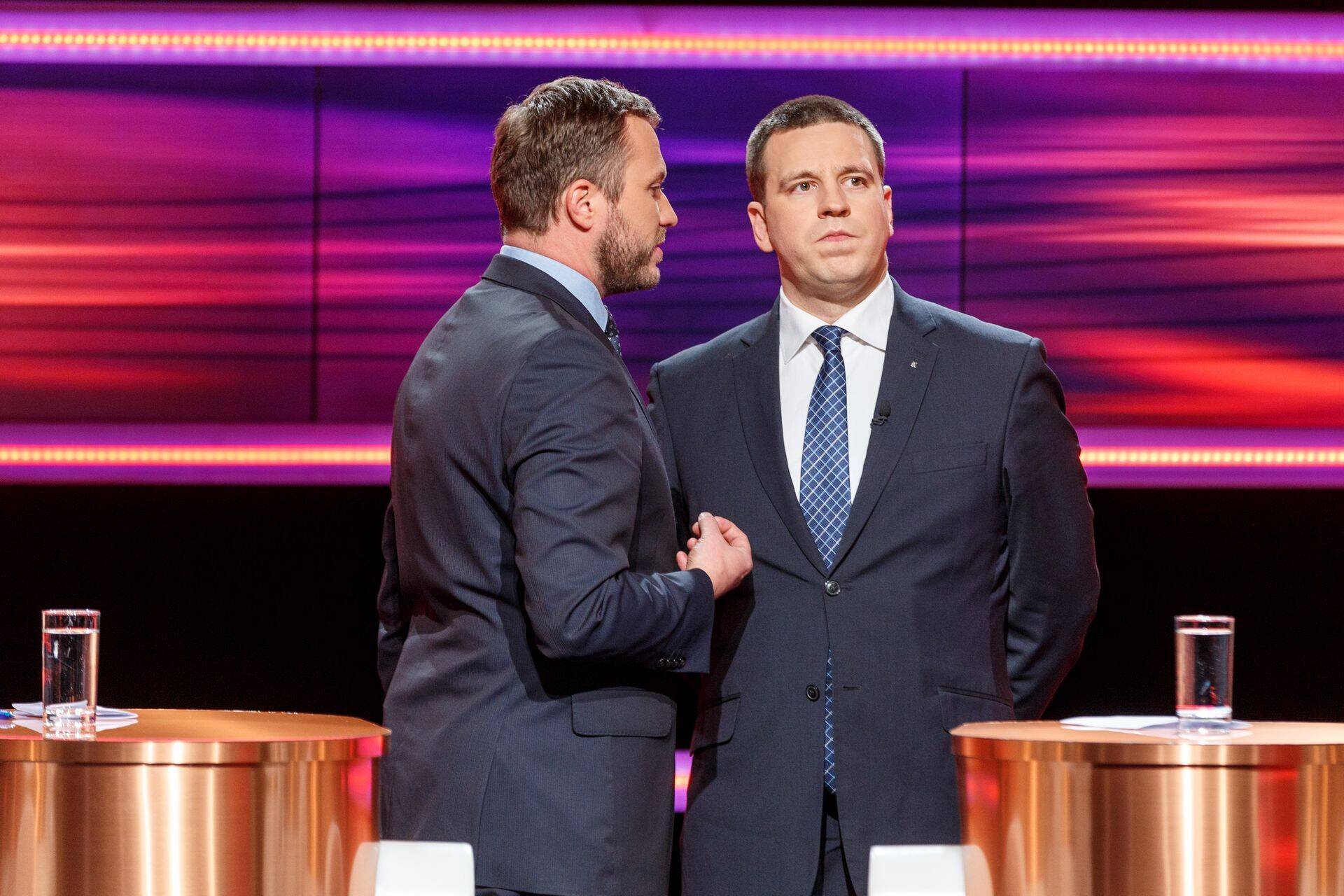 Tulevane kaitseminister Margus Tsahkna (vasakul) ja peaminister Jüri Ratas pidid koalitsioonilepinguni jõudmiseks üksjagu pead murdma.