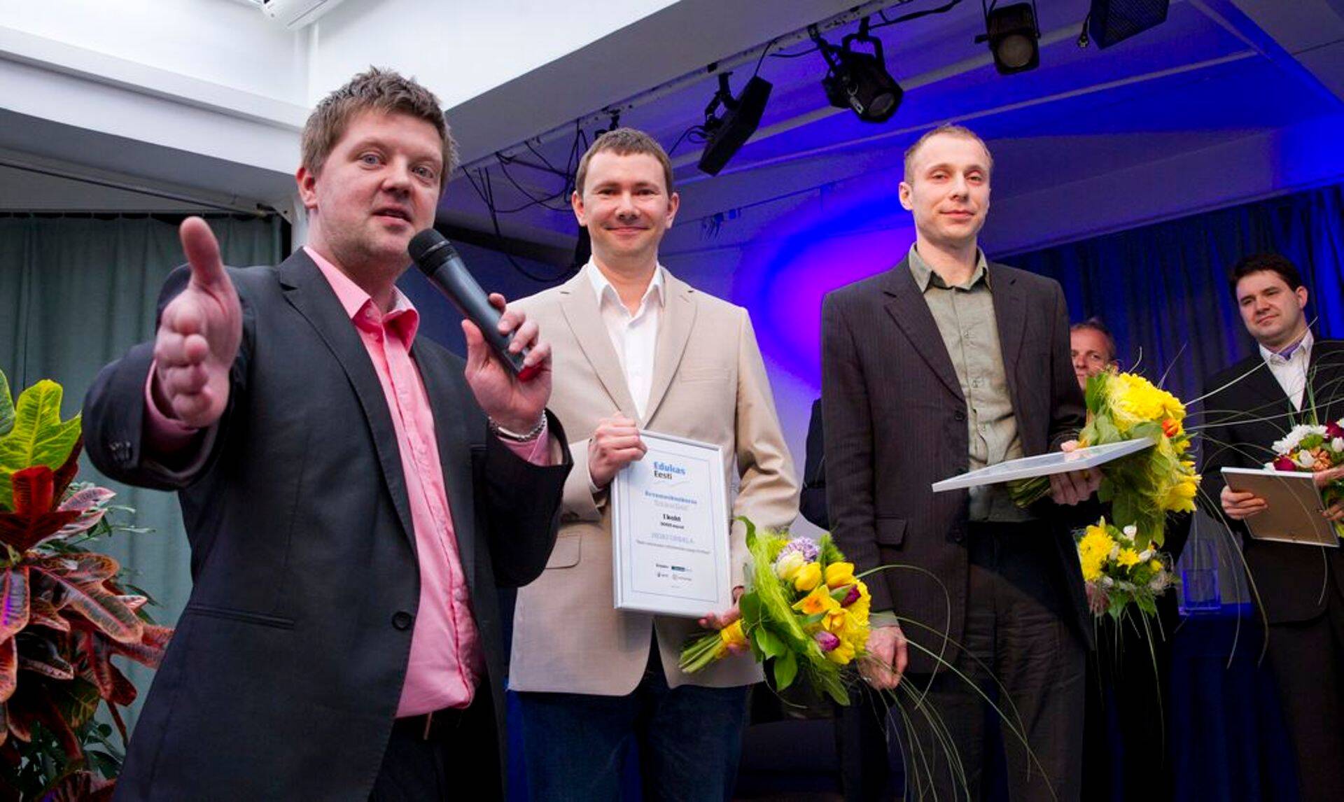 Edukas Eesti ehk Eesti edukamaks muutmise ideede konkurss 2013, kus 10 000eurose peaauhinnaga arvamuskonkursi võitsid Age McCanni loovjuht Heiki Urbala ja IT-konsultant Raul Ennus.