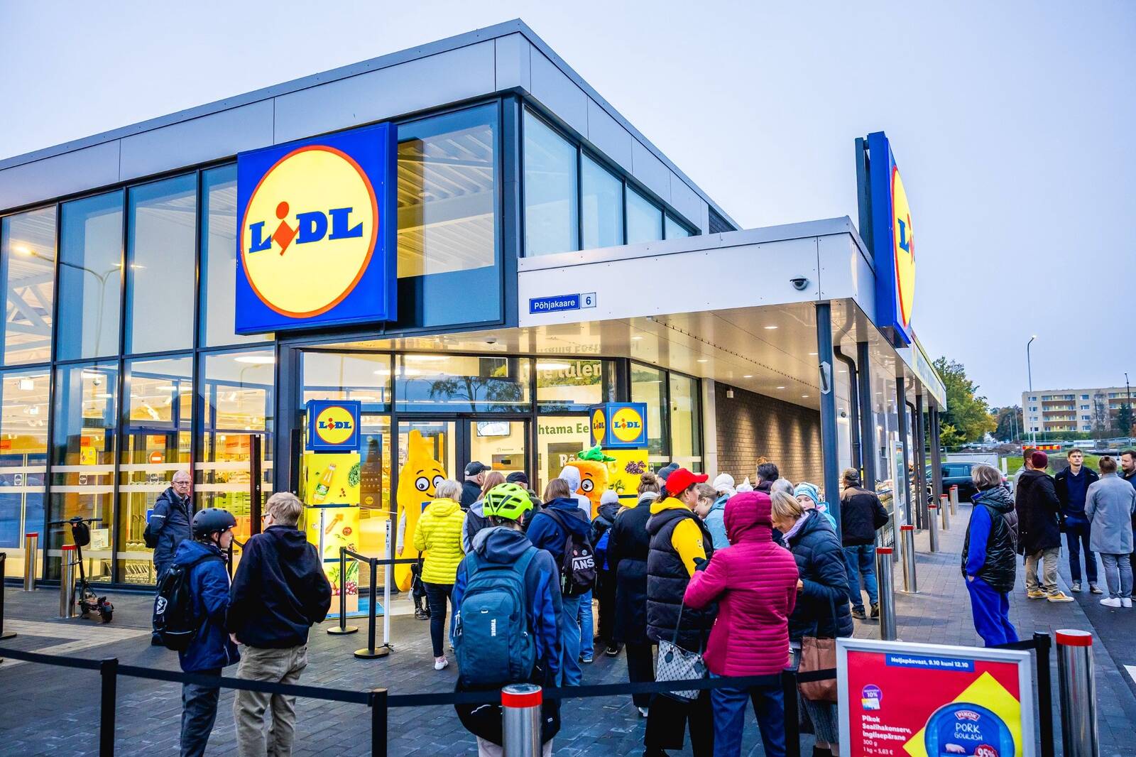 Lidl Eesti laieneb hoogsalt ning on avanud tänaseks Eestis 20 kauplust. Pildil Lidl poe avamine Keilas.
