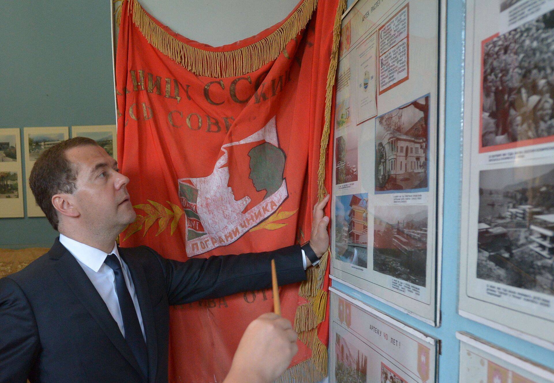 Venemaa peaminister Dmitri Medvedev Artekis nostalgitsemas.
