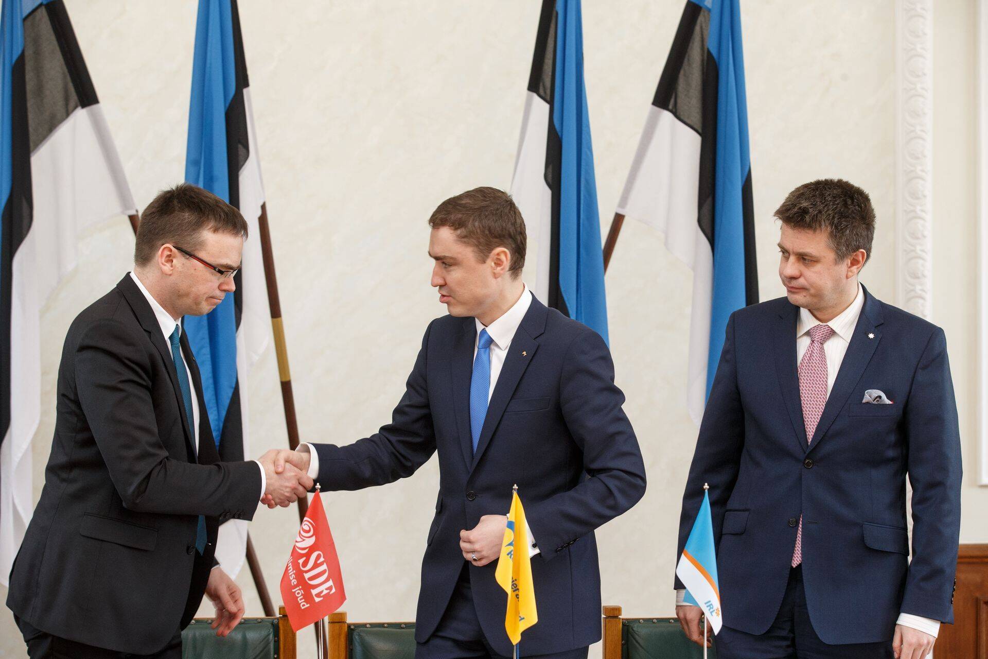Täna lõid lõplikult käed SDE esimees Sven Mikser, peaminister Taavi Rõivas ja IRLi esimees Urmas Reinsalu.