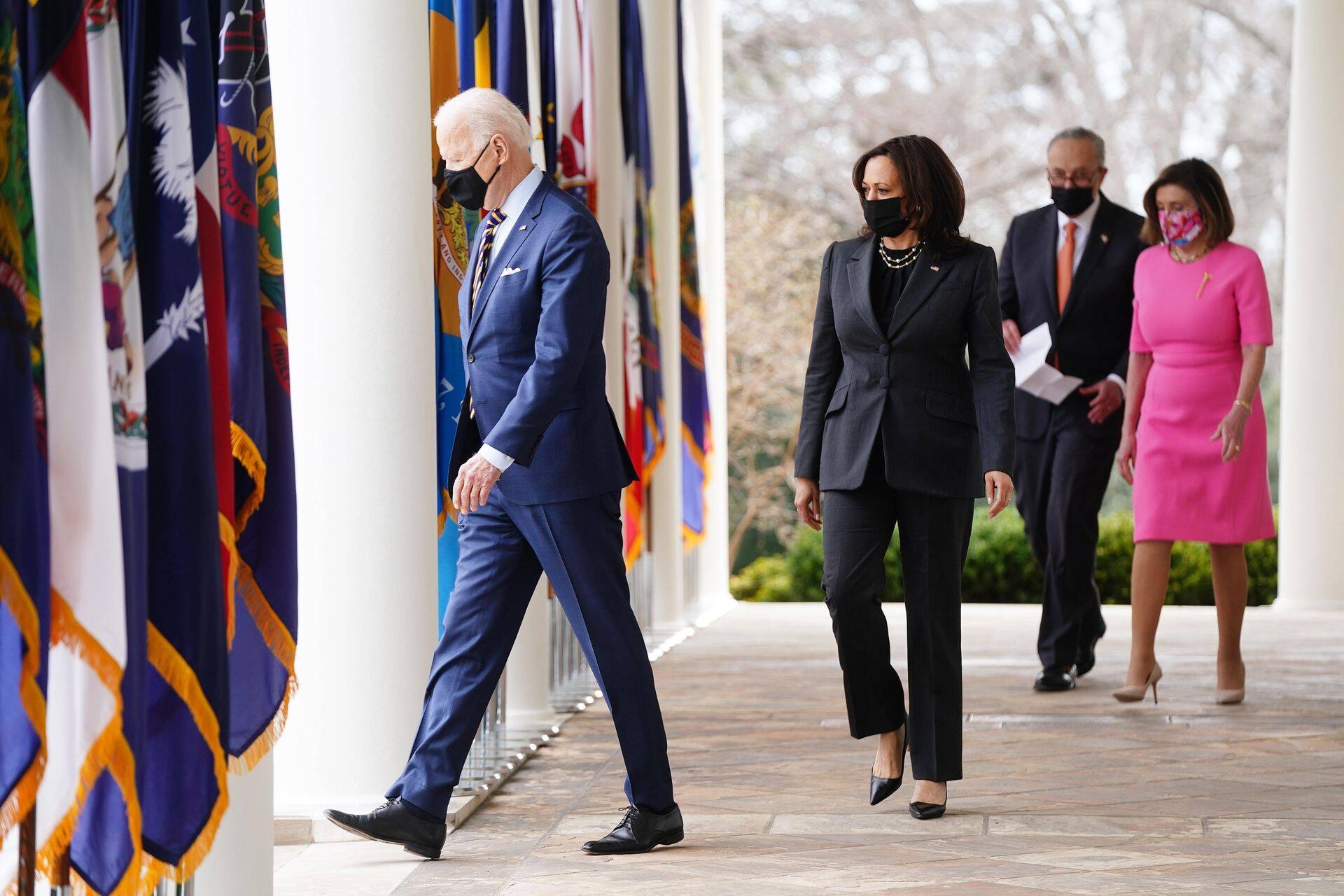 USA president Joe Biden allkirjastas neljapäeval seadusega 1,9 triljoni dollari suuruse stiimuli, et riik koroonapandeemiaga paremini toime tuleks.