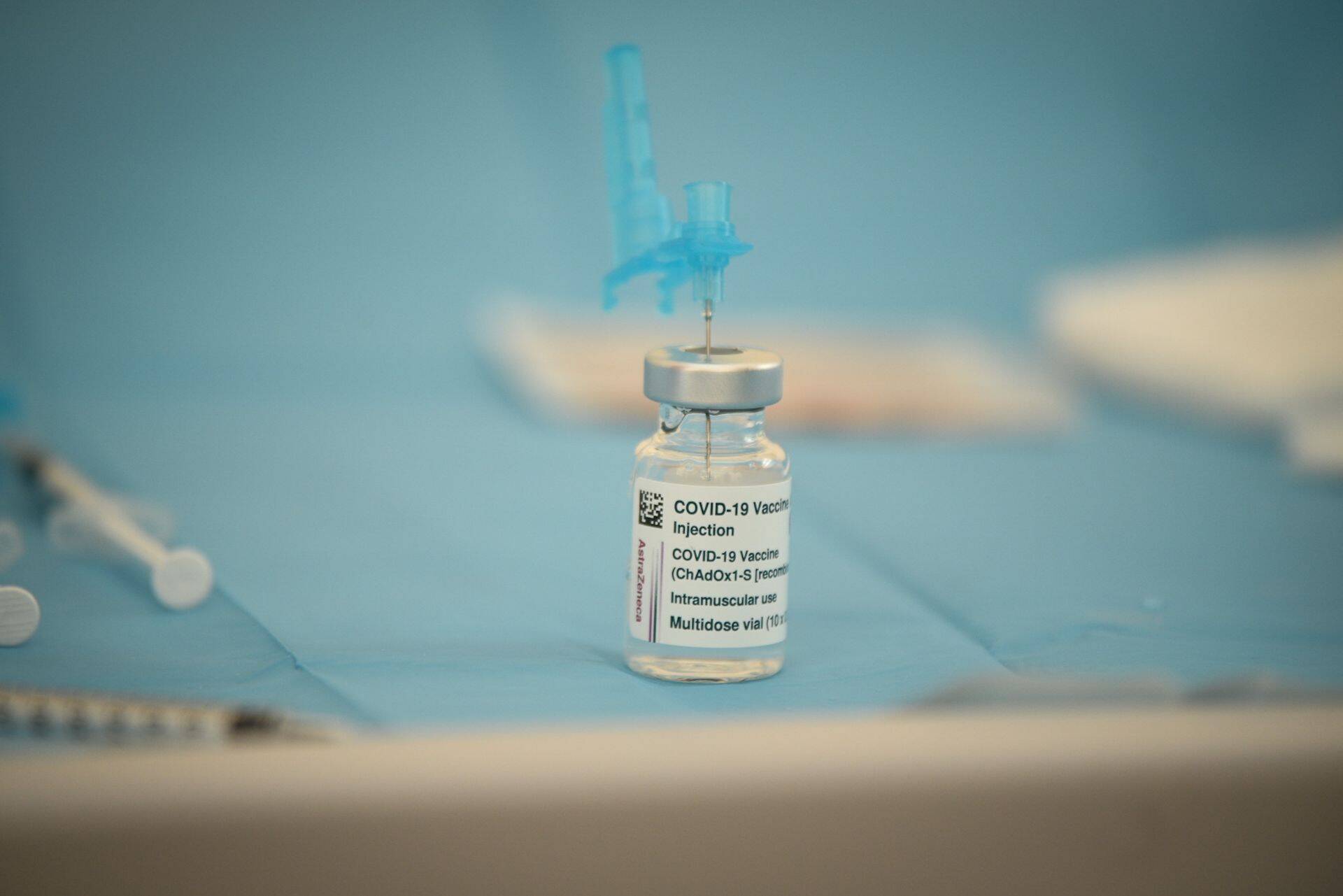 AstraZeneca koroonavaktsiiniga on kaasnenud mured, mistõttu mitu riiki peatas vaktsiini kasutamise.