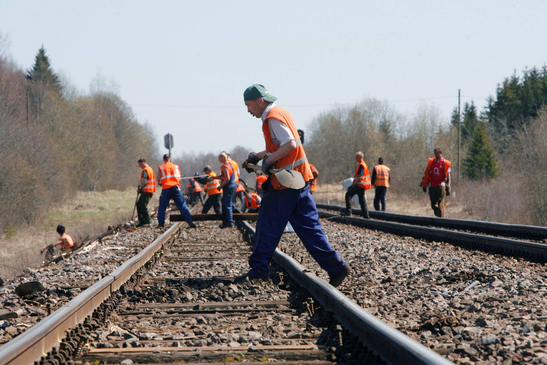 Remonttööde tõttu saab Klooga jaamas kasutada vaid ühte teed. Pildil raudtee remont Lehtse lähedal.