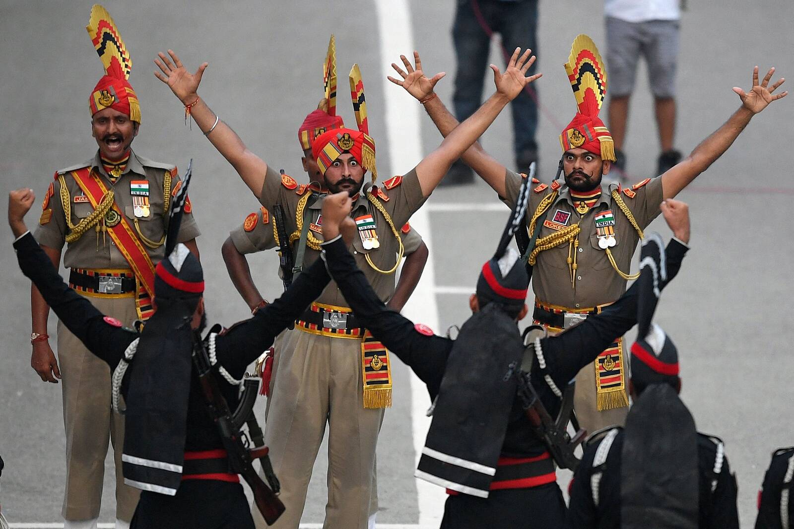 India sulges sümboolse Attari-Wagah’-piiripunkti, kus toimub igal päikeseloojangul teatraalne piiritseremoonia.