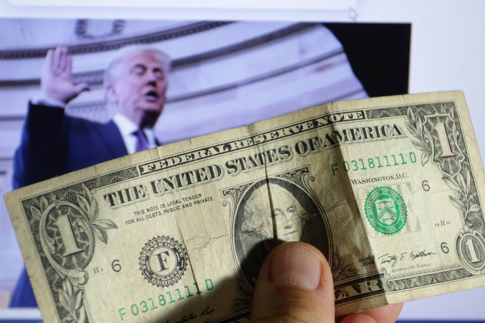 Līdz ar Trampa ievēlēšanu sākotnēji ASV akciju cena katapultējās augstāk. Tas tika saistīts ar gaidām, ka viņš biznesam, aplaimojot to ar mazāku regulāciju un nodokļu atlaidēm, būs ļoti draudzīgs prezidents. Kā izrādījies, viņš visupirms domā par tarifiem.