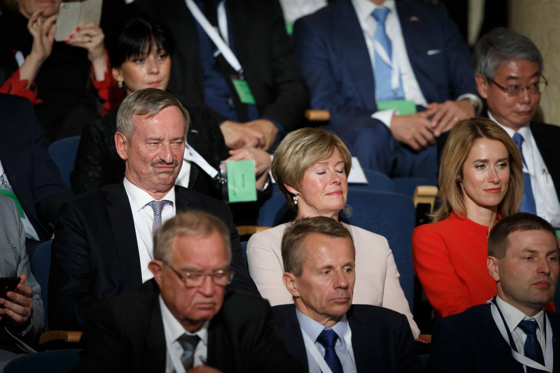 Siim Kallas presidendivalimistel rõdul pettunult tulemusi kuulamas