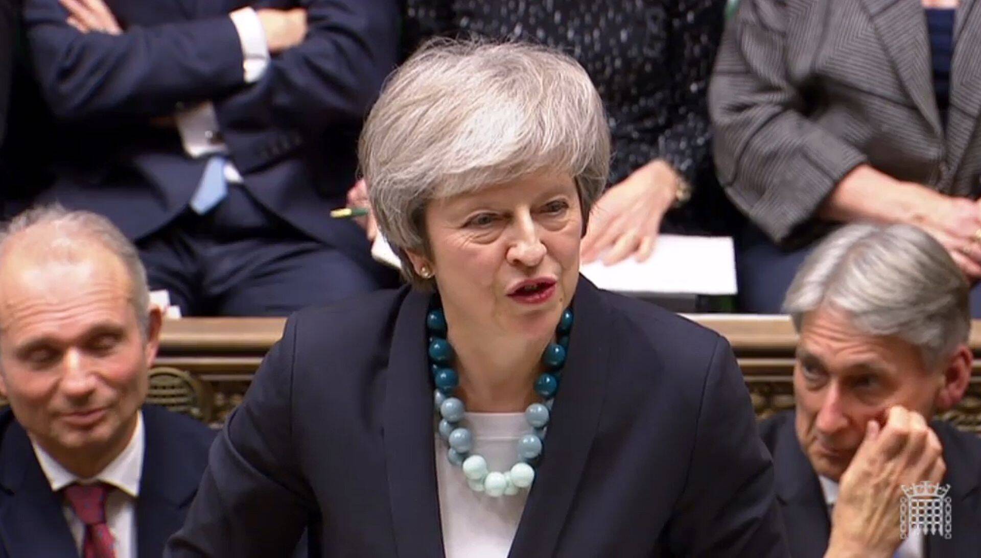 Briti peaminister Theresa May Briti parlamendi ees esmaspäeval. May otsustas, et lükkab teisipäevaks planeeritud Brexiti hääletuse edasi. Tema sammu pidasid mitmed poliitikud argpükslikuks.