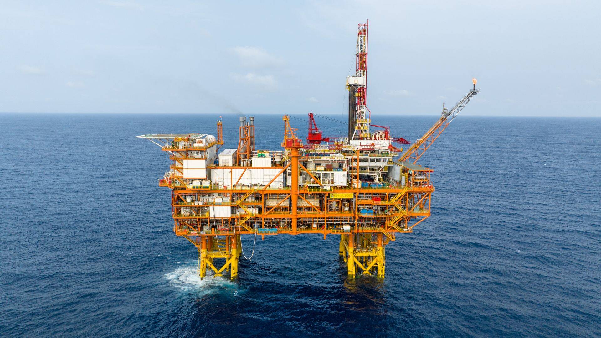 Рост предложения и снижение спроса толкают нефтяные котировки вниз, полагают в Goldman Sachs.