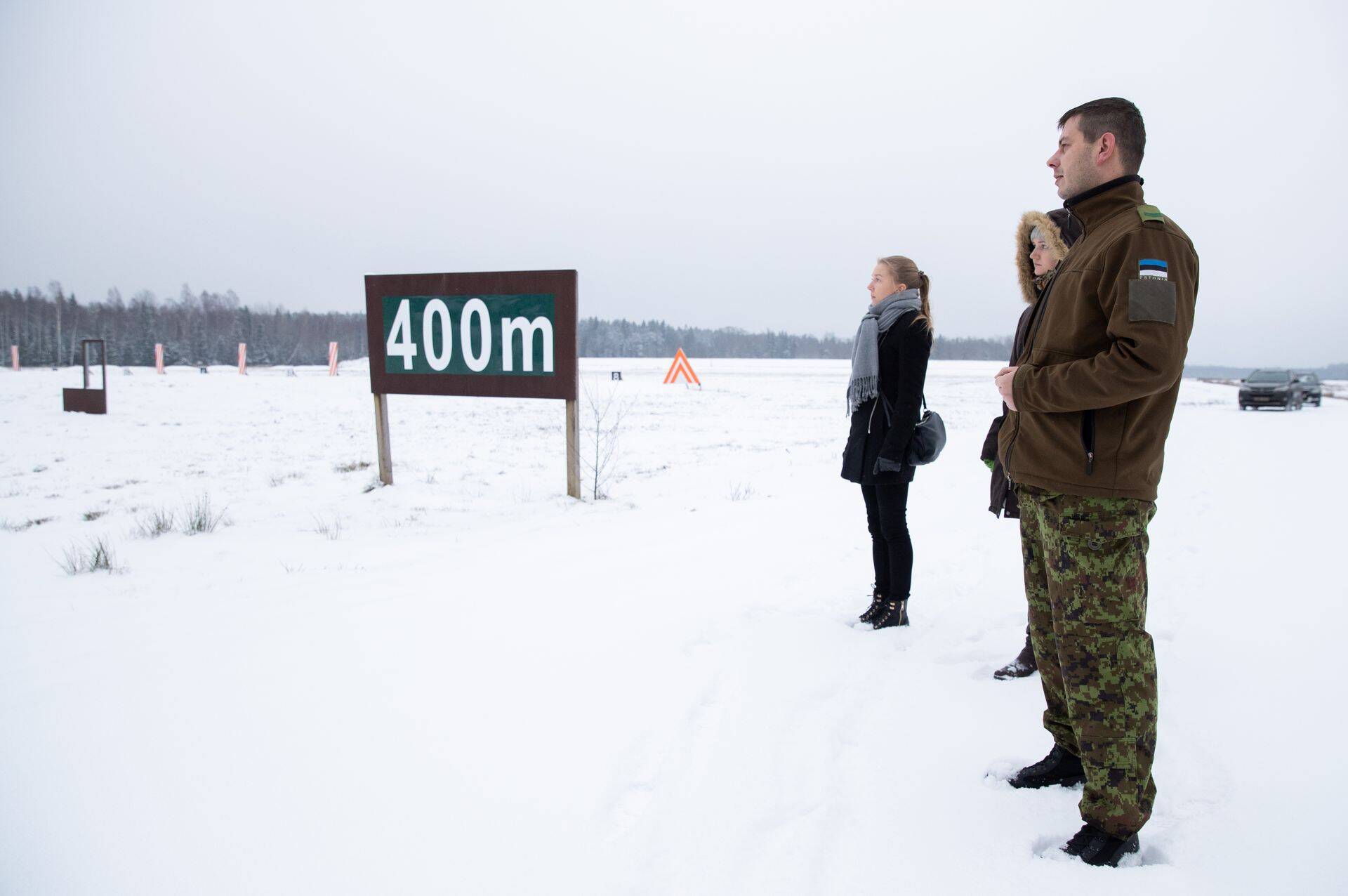 Kaitseväe töötaja ajakirjaniku ja kaitseministeeriumi pressiesindajaga keskpolügoonile ehitatud uut lasketiiru kaemas. Ehitused keskpolügoonil on massiivsed.