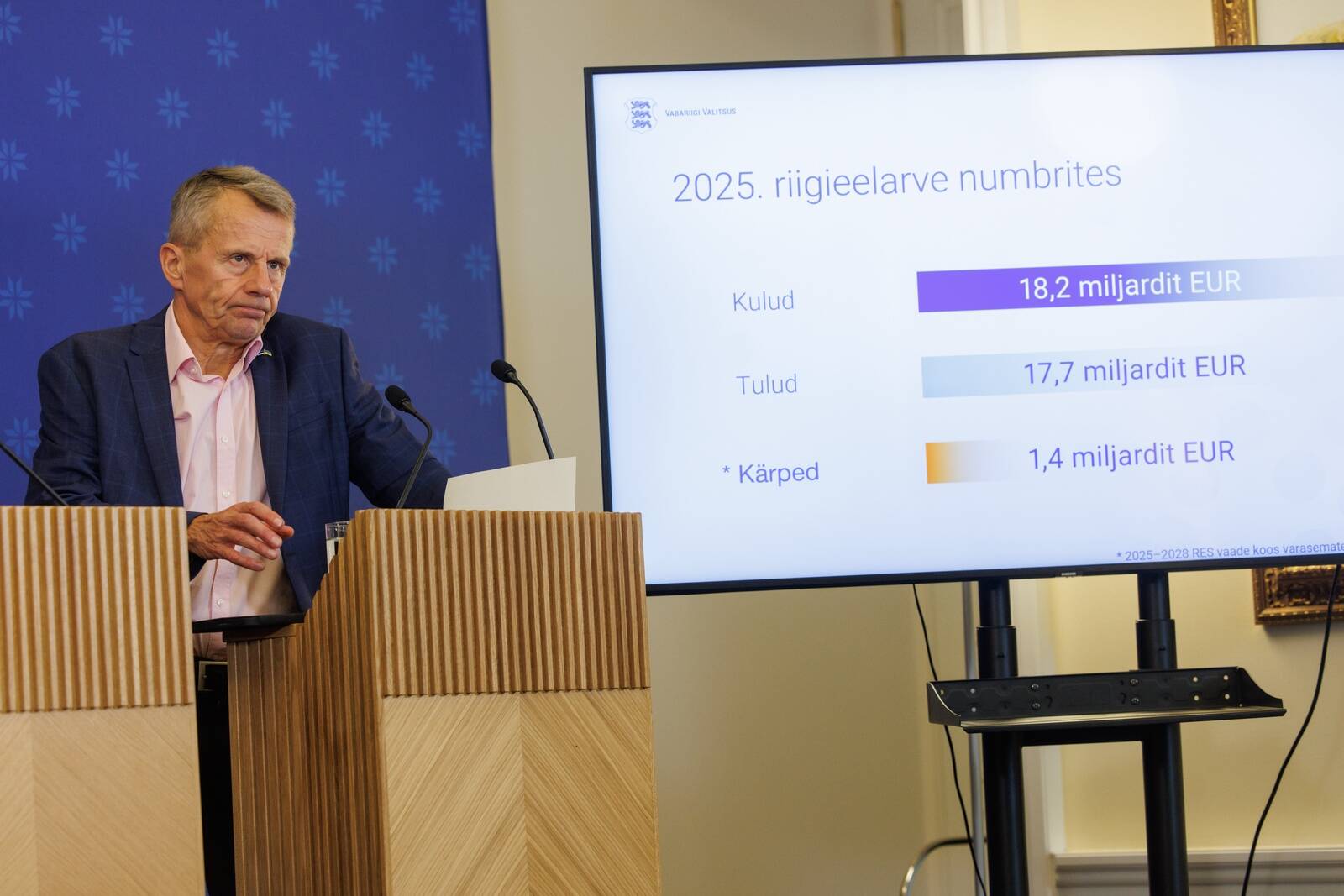 Rahandusminister Jürgen Ligi valitsuse pressikonverentsil 2025. aasta riigieelarvet tutvustamas.