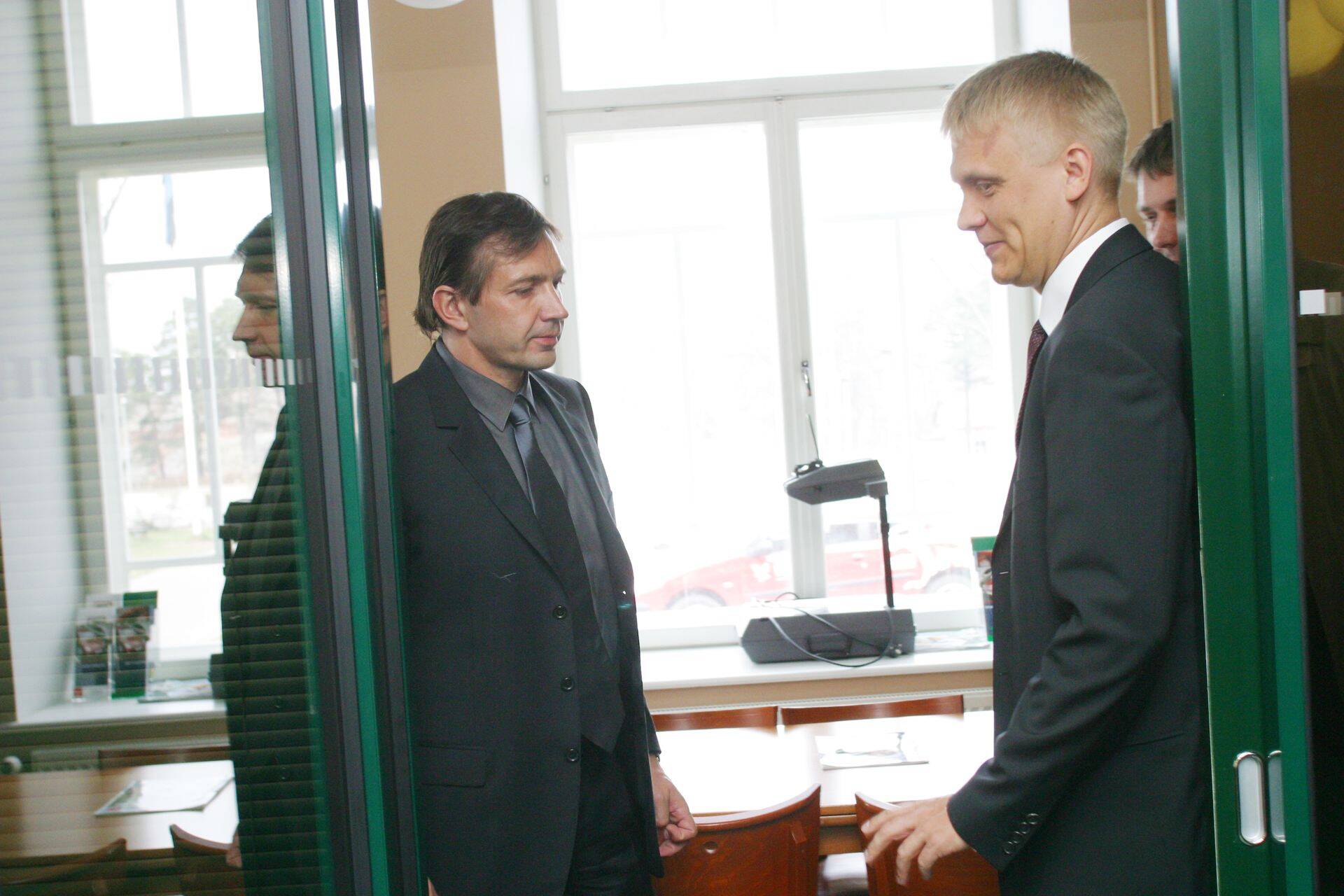 Aastaid on Tarmo Keskküla (paremal) töötanud finants- ja tegevjuhina Urmas Sõõrumaa firmades. Pildil on nad 2004. aasta kevadel toimunud Falck Eesti aktsionäride koosolekul.