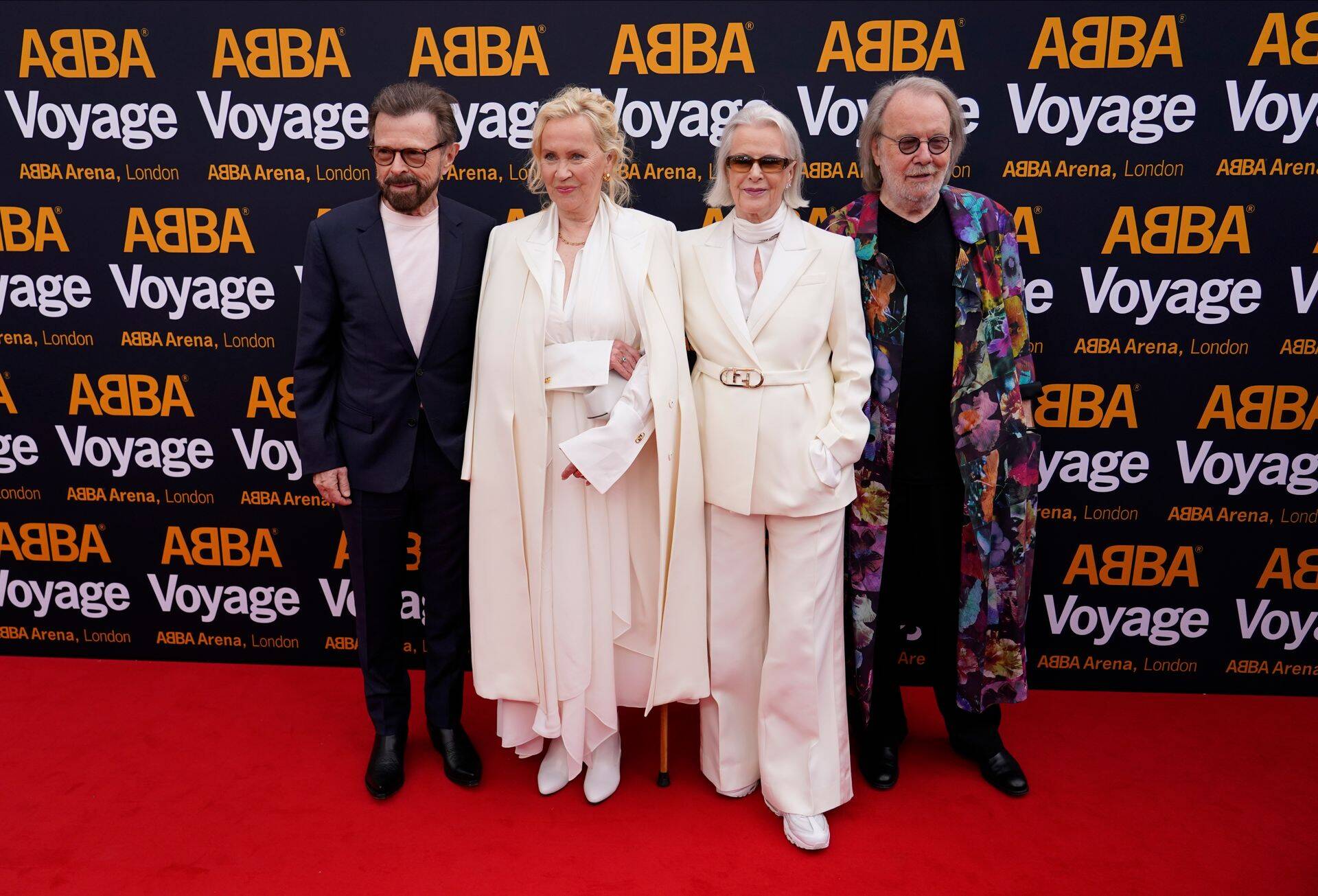 Участники ABBA появились вживую на церемонии открытия концертного тура, но на сцену во время выступлений не поднимались.