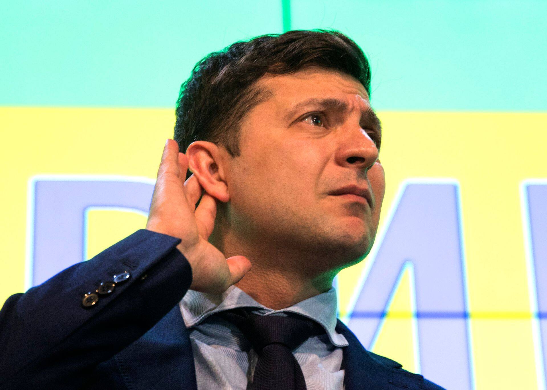 Koomik ja tuntud telenägu Volodomõr Zelenski on Ukraina presidendivalimiste esimese vooru järel kõige populaarsem kandidaat. Aprilli teises pooles peetakse valimiste teine voor, kus saab selgeks, kas Ukraina riigipeana jätkab senine president Petro Porošenko või ilma igasuguse poliitilise kogemuseta Zelenski.