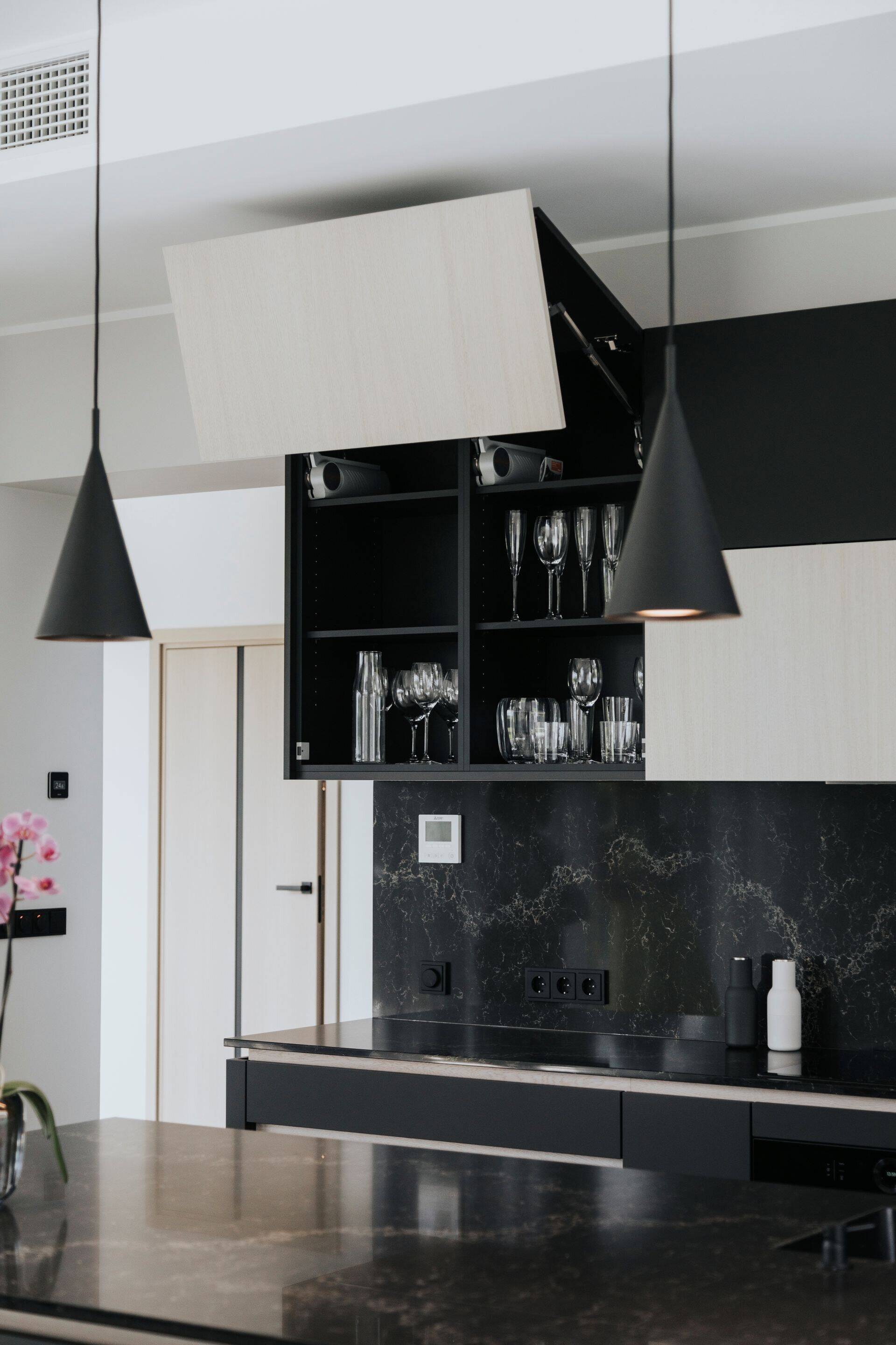 Расположение светильников на кухне требует особого внимания.