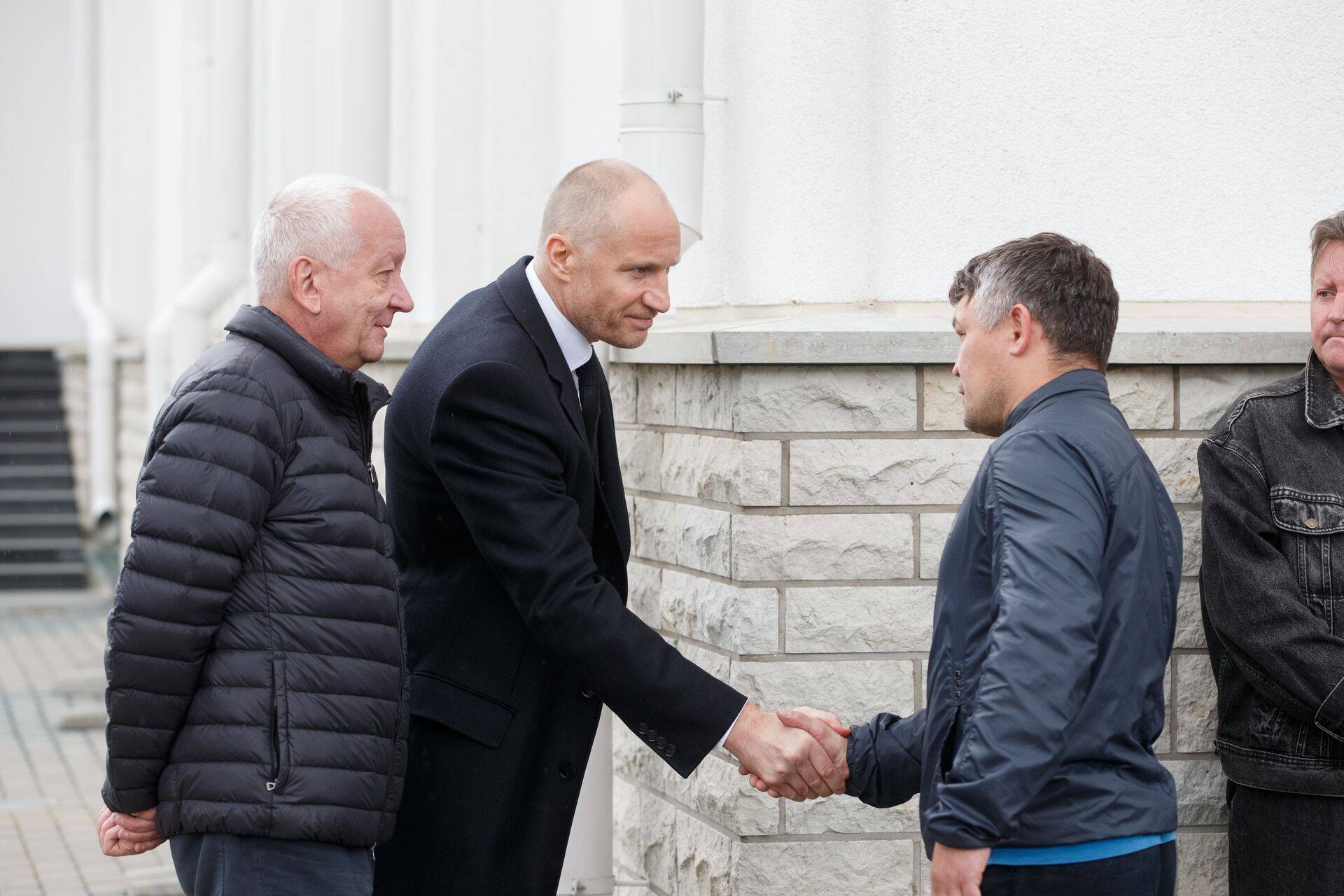 Meelis Lao (vasakult teine) eelmisel aastal mõrvatud allilmaliidri Nikolai Tarankovi matustel.