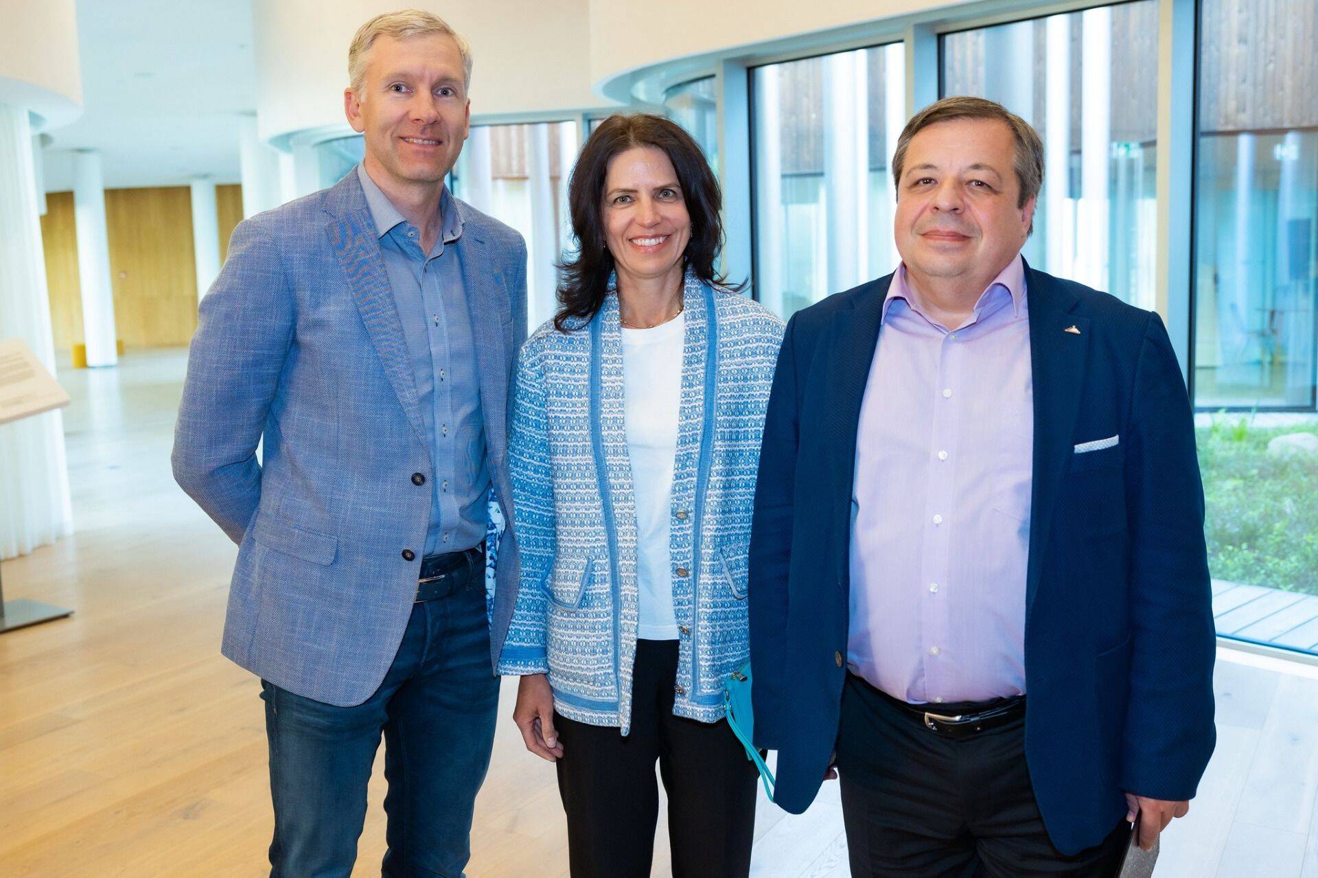 Kohalike sündmuste kõrval on mööblitootja Harviker toetanud ka klassikalise muusika üritusi. Pildil (paremalt) on Harviker omanikud Harry Grünberg, Siiri Tamm ja teist aastat järjest Eestis toimunud Ukraina suurima klassikalise muusika festivali Odessa Classics kunstiline juht Alexey Botvinov.