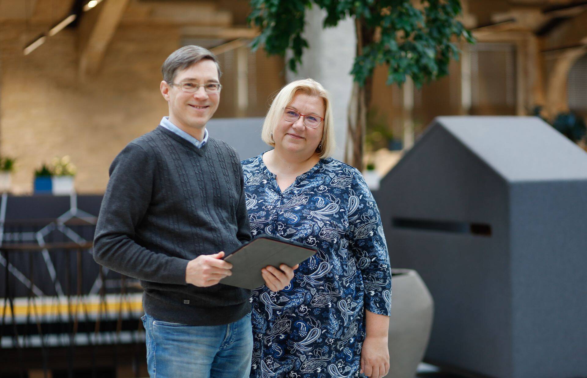 Eesti Raamatupidajate Kogu (ERK) juhatuse esimees Margus Tammeraja ning raamatupidamisettevõtte Robby & Bobby partner ja raamatupidamise teabevara peatoimetaja Krista Teearu.