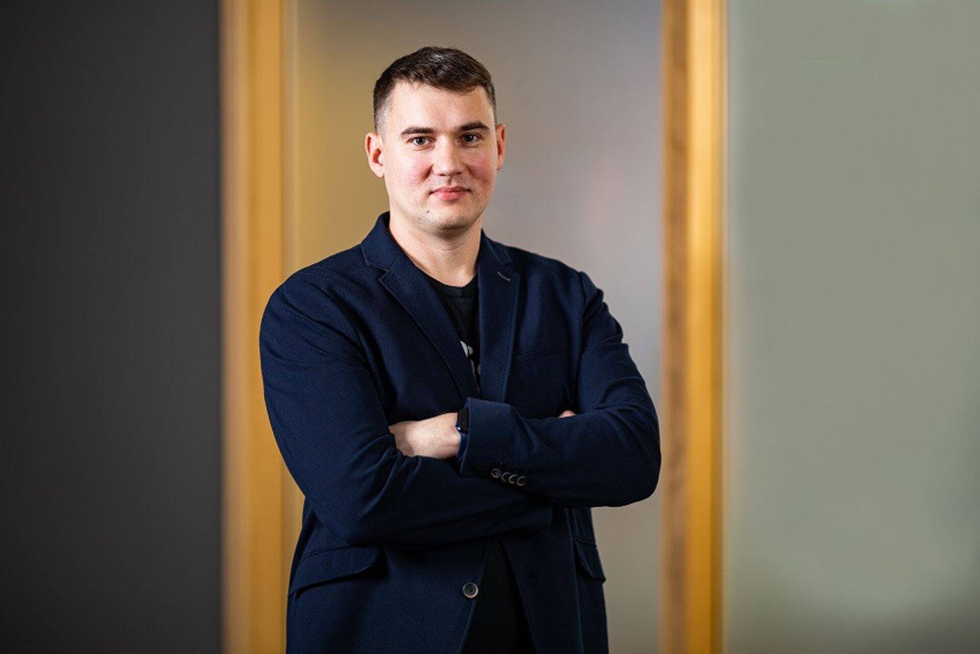 "Lisaks sellele, et nelja päeva pikkuse töönädala puhul tuleb lihtsalt ülesannete kallal tempokamalt töötada ja vältida tähelepanu hajumist, on oodatud tulemuste saavutamise juures tähtis roll ka päris muutustel igapäevases töövoos," kirjutab suviti nelja päeva pikkust töönädalat praktiseeriv Joosep Põllumäe.
