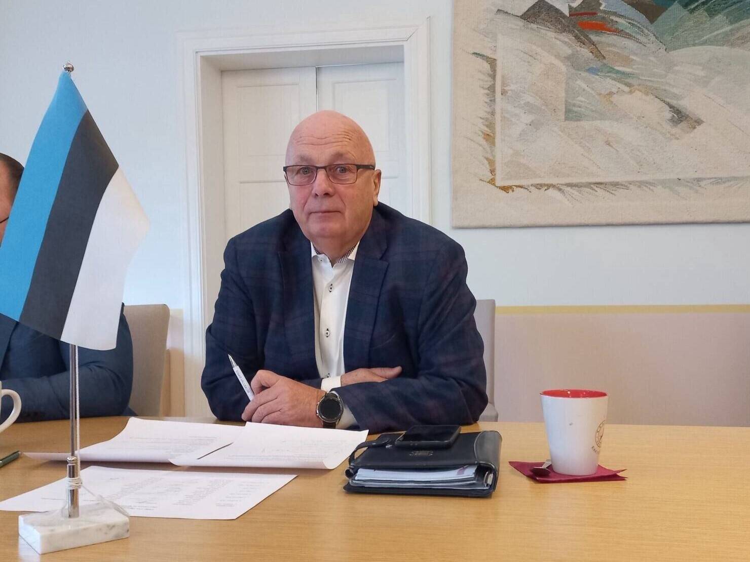 “Vallad peavad enda kodanike huvides väga hoolsalt kaaluma, kas, kuhu, mis mahus ja milliseid tuulikuid kellel lubada rajada, sest pärast planeeringu kinnitamist pole enam omavalitsusel tagasiteed, kui ilmneb, et tuuleparkidel on hindamata negatiivseid mõjusid kohalikule elule,” kirjutab Viru-Nigula vallavanem Einar Vallbaum.