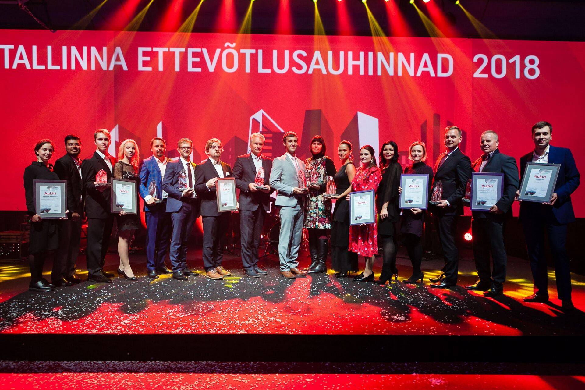 Tallinna ettevõtlusauhindade saajad koos laval.